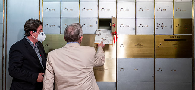 Miguel de Unamuno Adarraga acompañado por Luis García Montero, deposita dos documentos originales en la caja número 1695 de la antigua cámara acorazada de la sede del Cervantes