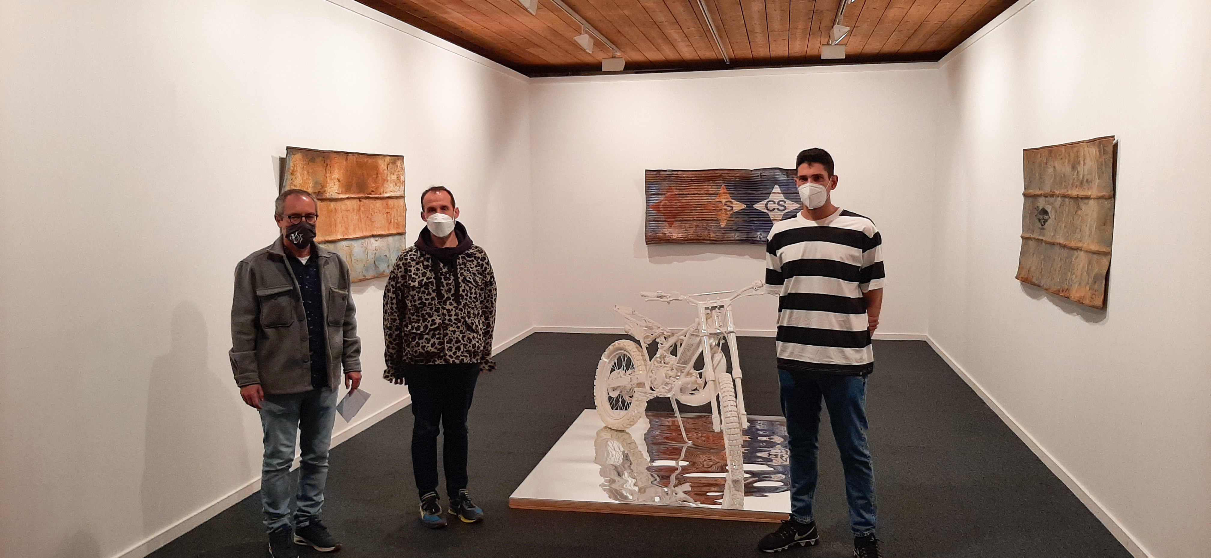 Luis Barrio, director del Servicio de Actividades Culturales; Diego del Pozo, vicedecano de la Facultad de Bellas Artes;y Álvaro Perote Guadilla, artista de la exposición