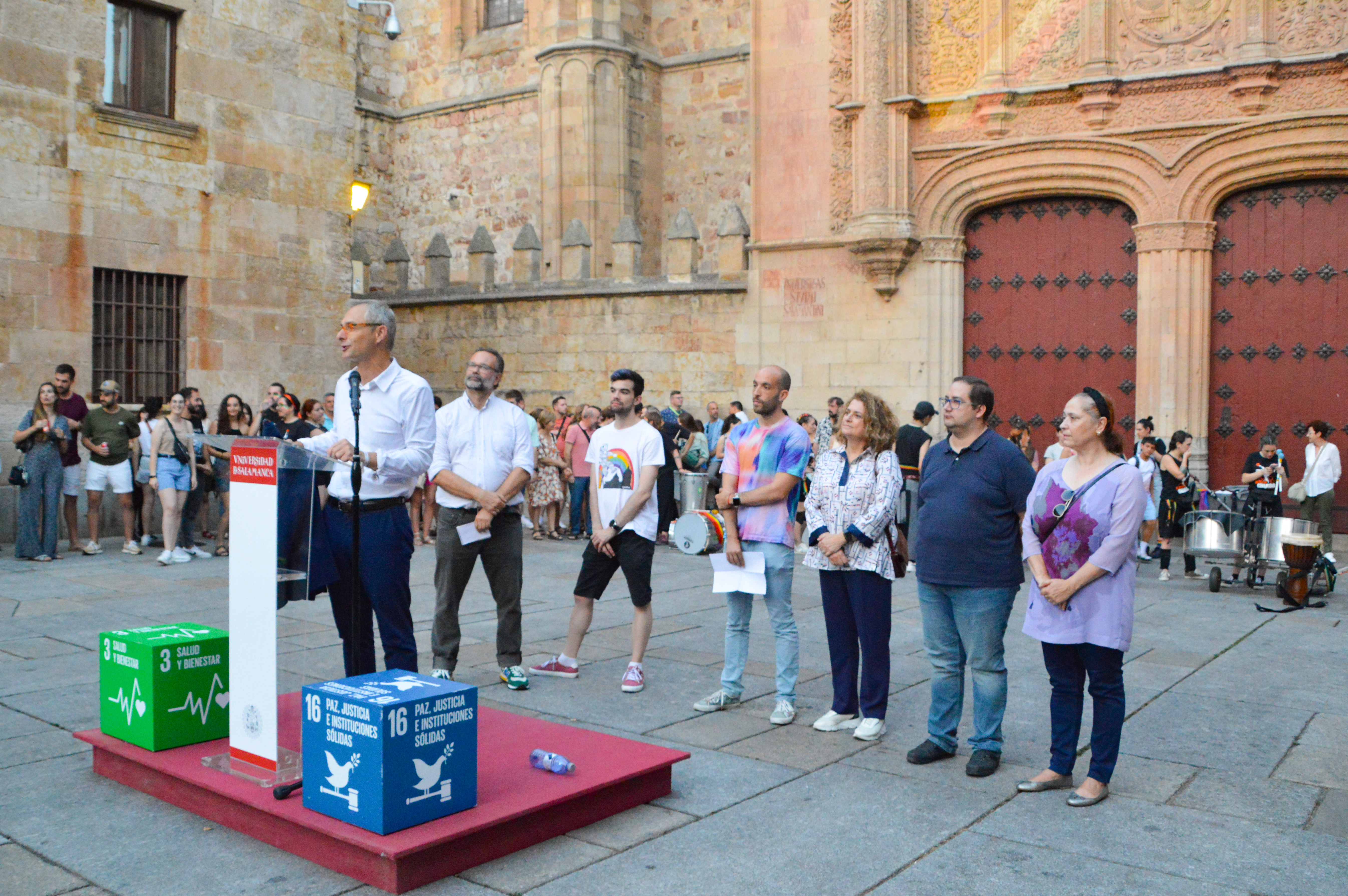 La Universidad de Salamanca ilumina la Fachada Rica por el Día Internacional del Orgullo LGTBIQA+ 