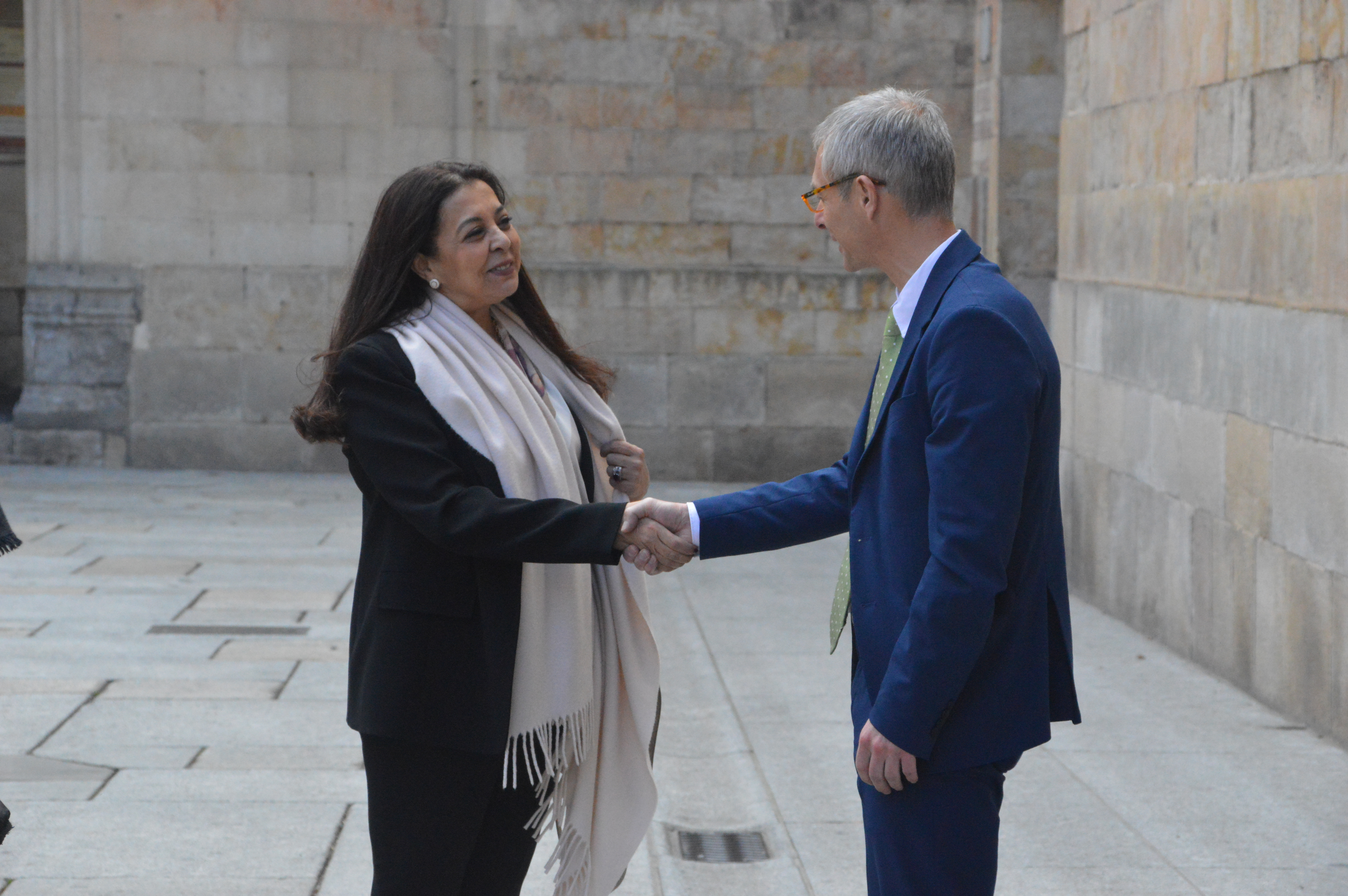 El recto de la Universidad de Salamanca, Ricardo Rivero junto a la embajadora de Marruecos en España, Karima Benyaich