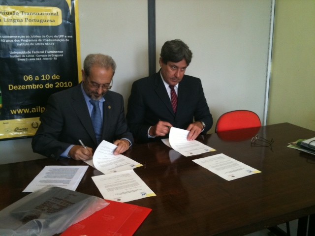 Daniel Hernández Ruipérez y el rector del Universidade Federal Fluminense, Roberto de Souza Salles