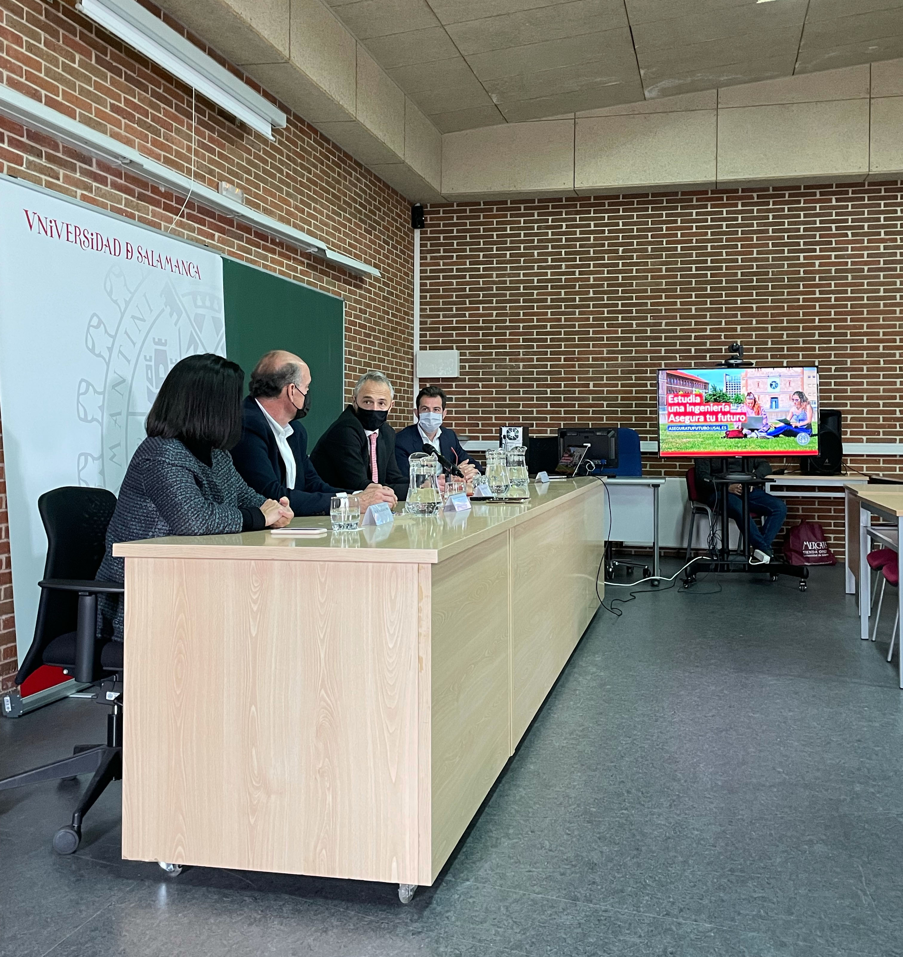 Sonsoles Sánchez-Reyes, delegada del rector para el Campus de Ávila; Luis Santiago Sánchez, director de la escuela; Ricardo Rivero, rector de la Universidad de Salamanca; y  Gustavo Lannelongue, director del Servicio de Producción e Innovación Digital de la USAL