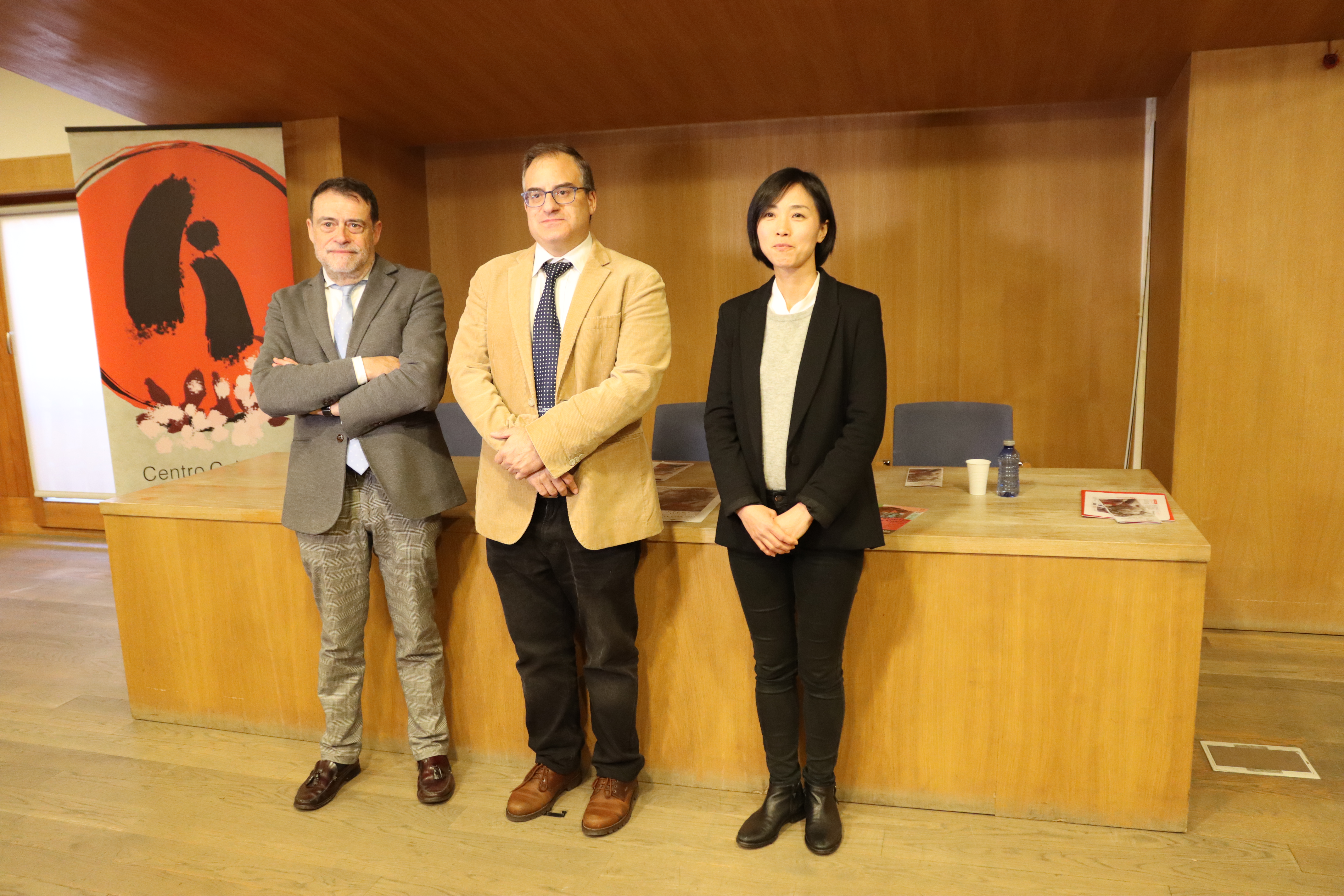 Rueda de presa con el vicerrector de Relaciones Internacionales de la Universidad de Salamanca, Raúl Sánchez Prieto, acompañado por el director y la asesora del Centro Cultural Hispano-Japonés, José Abel Flores y Chihiro Sugiyama