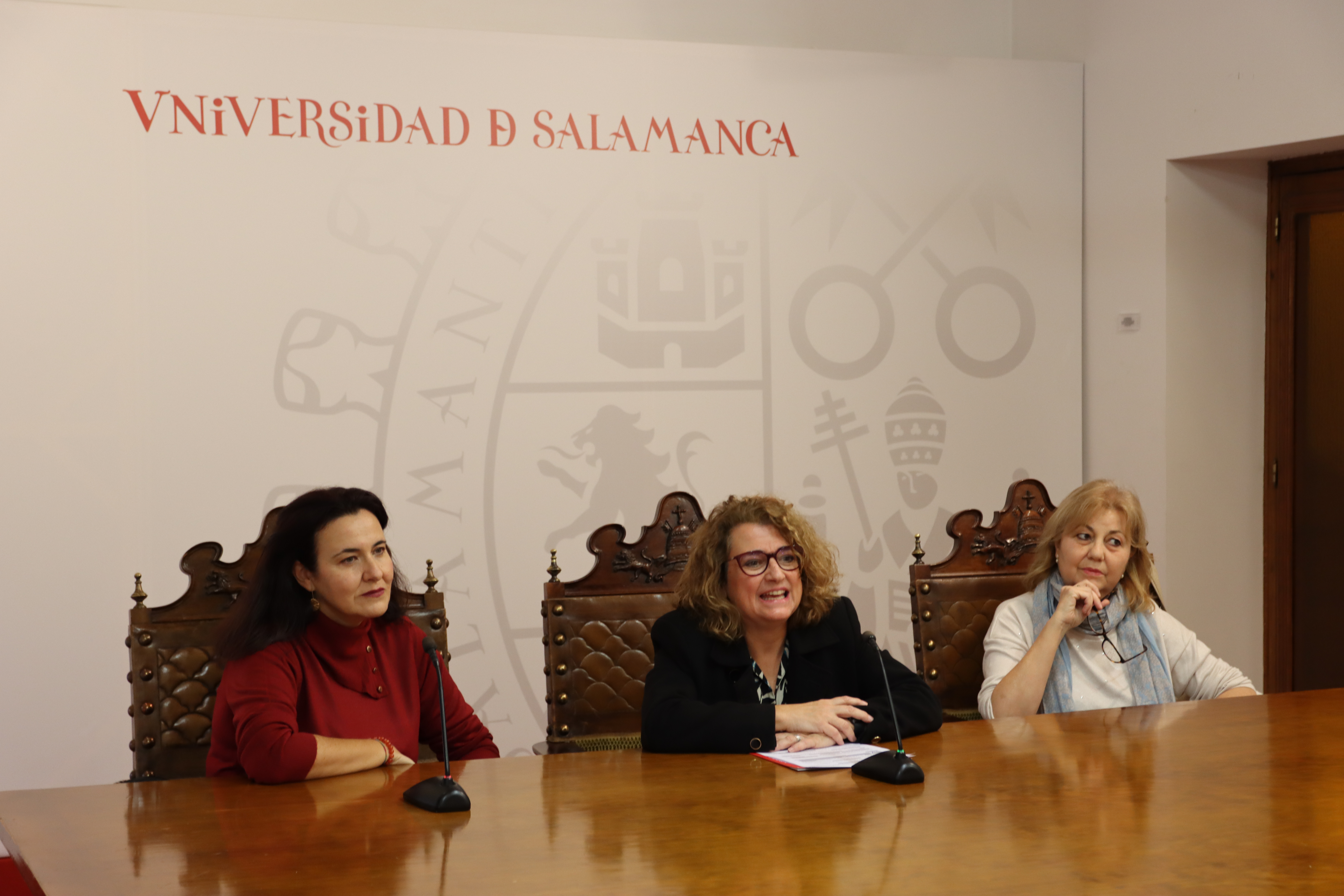 La vicerrectora de Ciencias de la Salud y Asuntos Sociales, Ana María Martín, en la rueda de prensa acompañada por María Dolores Nieto, vicepresidenta de la Asociación de enfermos pulmonares y trasplantados de Castilla y León (APUCYL); y Mariola de la Fuente, secretaria de la junta directiva de la Asociación de Padres, Familiares y Amigos de Niños Oncológicos de Castilla y León (PYFANO). 