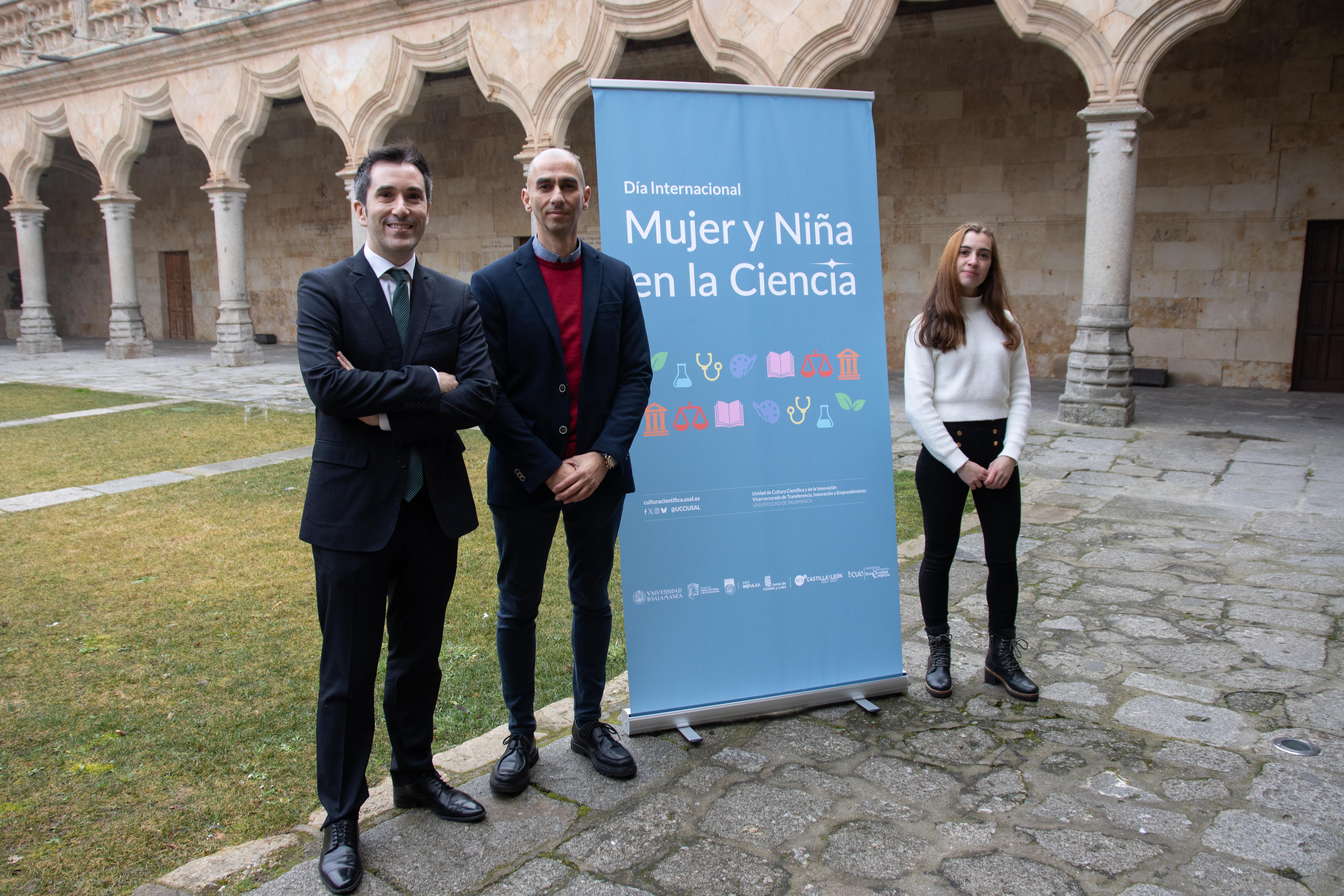 Presentación del programa de actividades. De izq. a dcha.: El vicerrector Federico Bueno de Mata, el director Raúl Rivas y  la técnico Marian Tardáguila. 