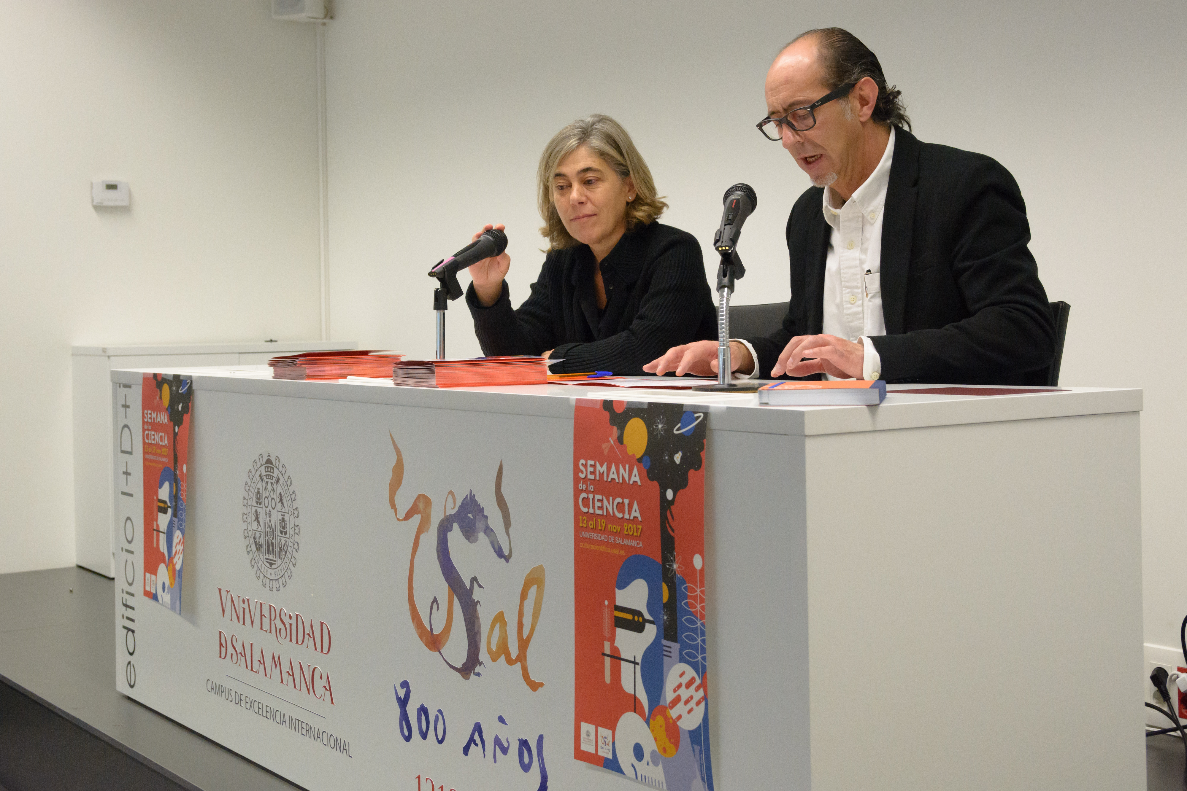 La vicerrectora de Atención al Estudiante y Extensión Universitaria, Cristina Pita, y el director del Servicio de Actividades Culturales, Manuel Heras, presentan las actividades de la Semana de la Ciencia en la USAL