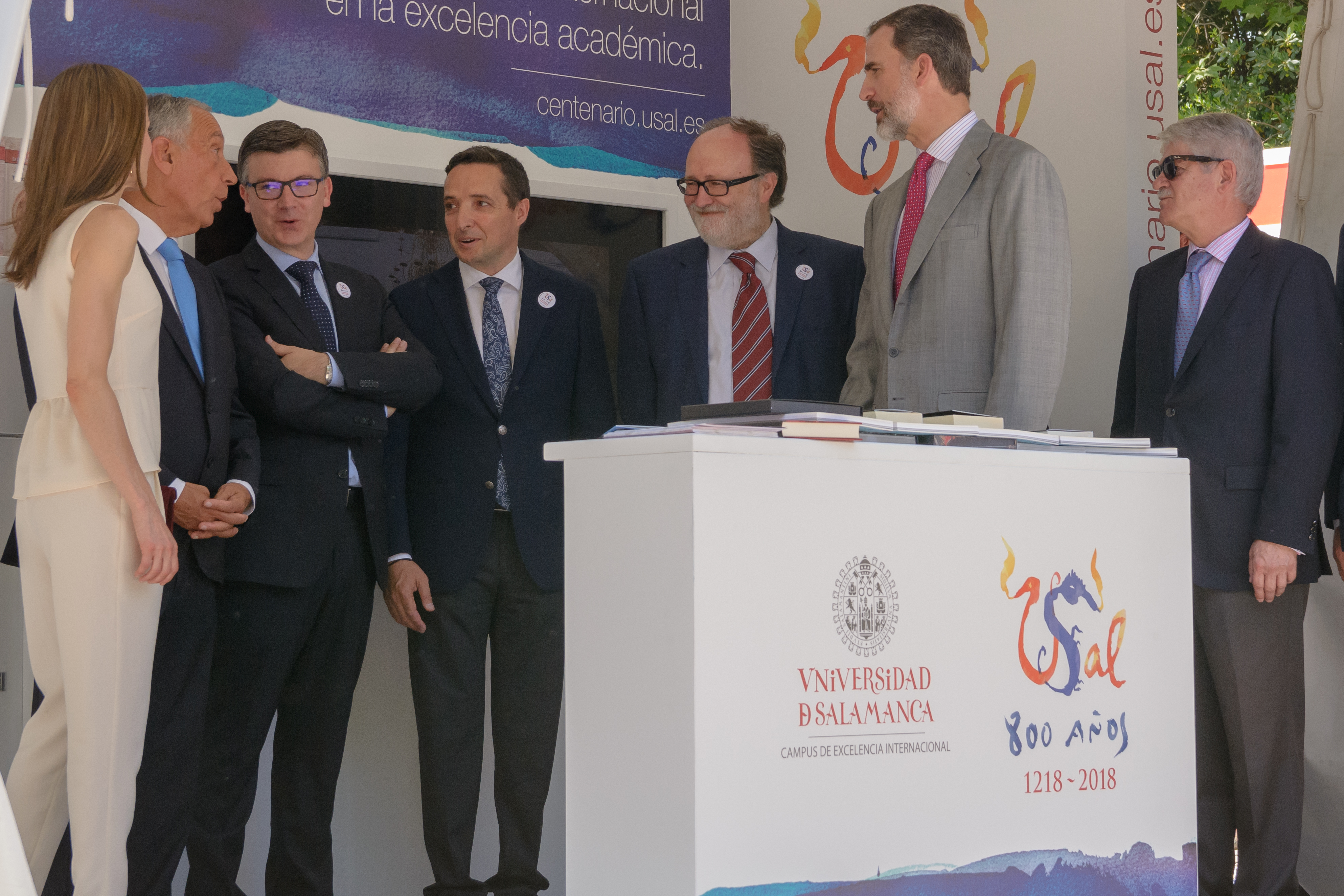 Los Reyes de España conversan en el stand de la Universidad de Salamanca con Eduardo Azofra, Juan Manuel Corchado y Mariano Esteban