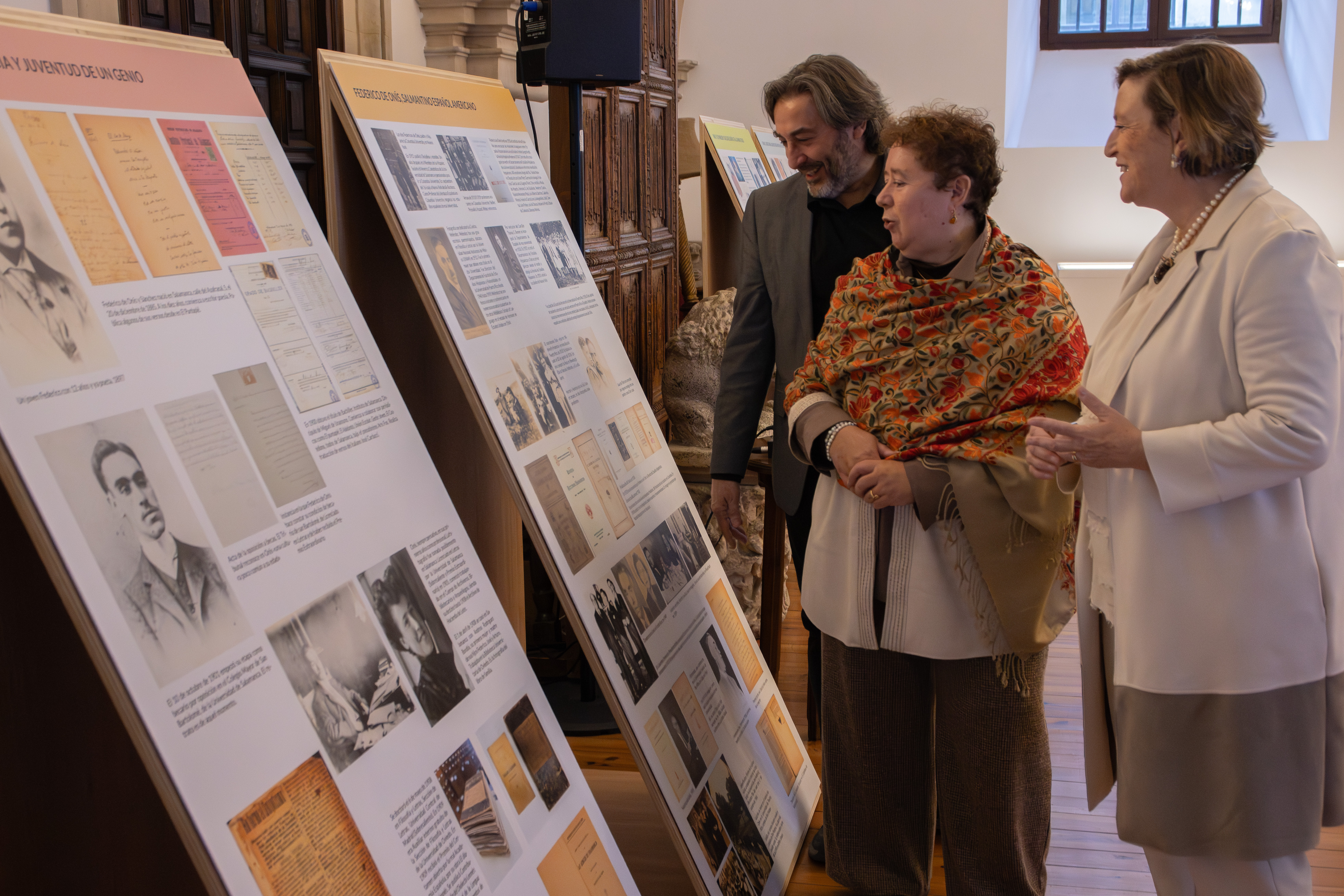 Inauguración de la exposición con la vicerrectora de Cultura, Matilde Olarte; el director del Servicio de Actividades Culturales, Javier Panera; y la comisaria de la colección, miembro del Grupo de Investigación Reconocido Ihmagine y profesora de la Universidad de Burgos, Adelaida Sagarra