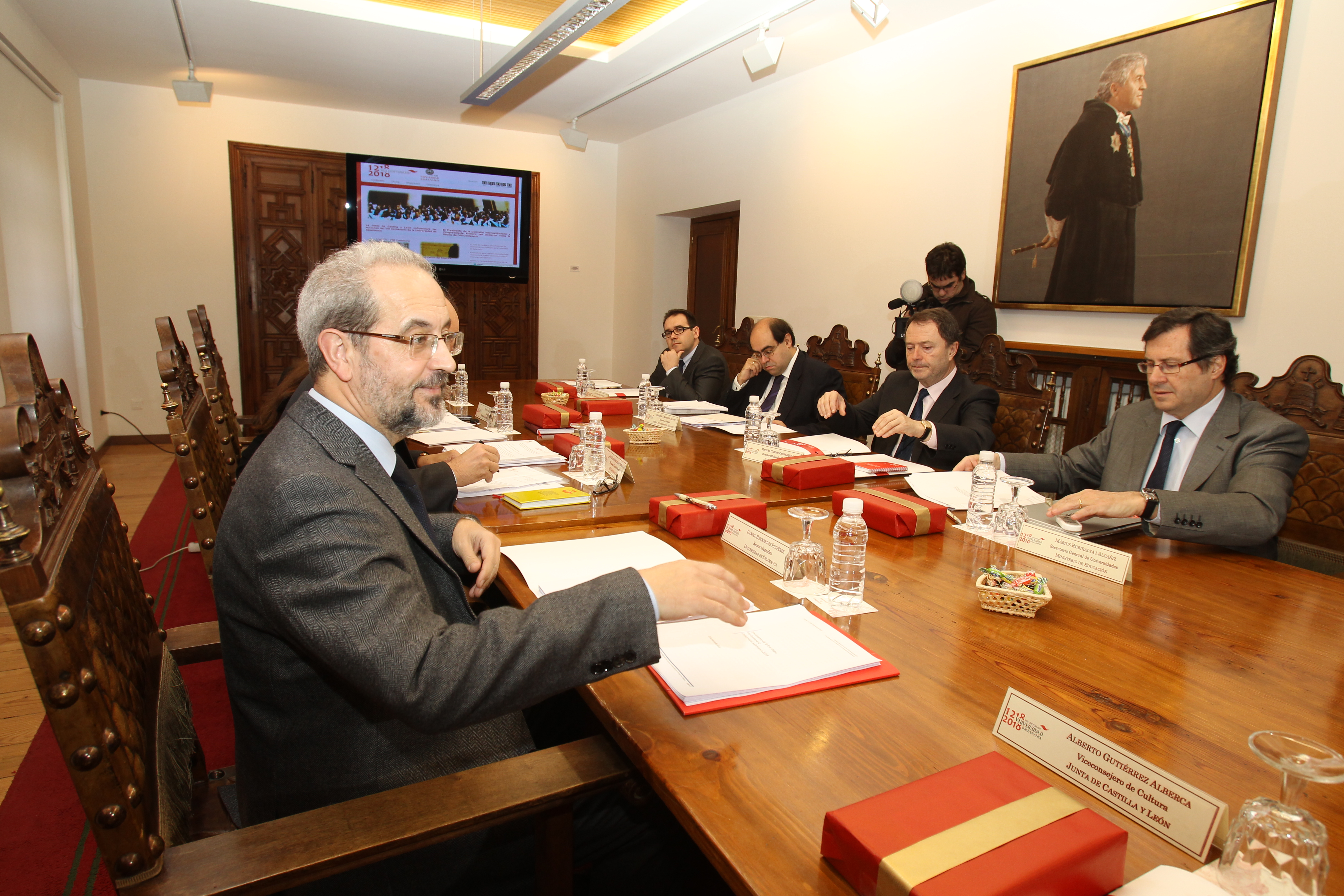 Un momento de la reunión de la Comisión Ejecutiva del VIII Centenario en la Sala de Retratos