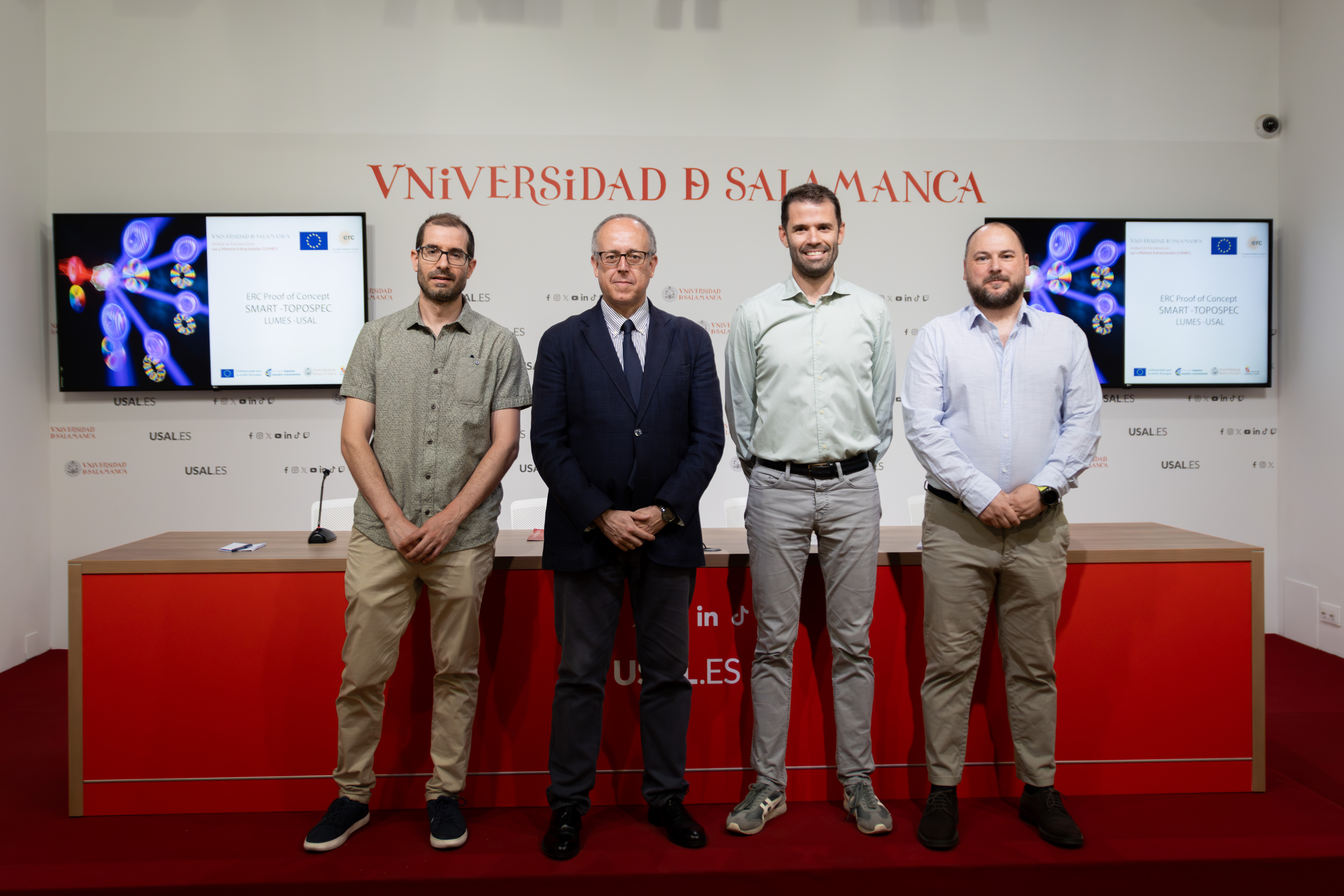 José Caridad, investigador ERC; José Miguel Mateos Roco, vicerrector de Investigación; Carlos Hernández García, director de LUMES; e Ignacio López, investigador del grupo de Aplicaciones del Láser y Fotónica de la USAL.