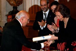 La Reina Doña Sofía entrega el XIX Premio de Poesía Iberoamericana a Francisco Brines  