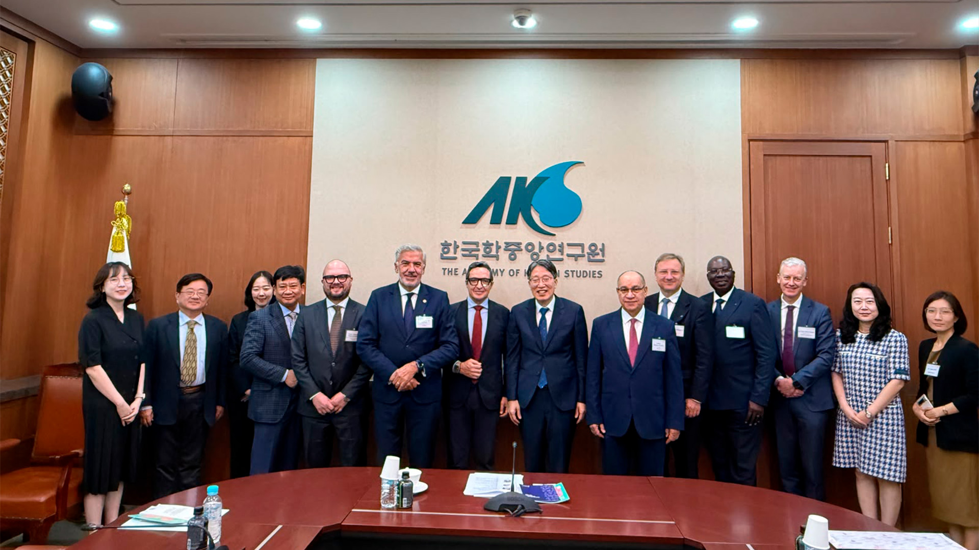 El rector Juan Manuel Corchado Rodríguez ha mantenido una reunión con la Academia de Estudios Coreanos (AKS) durante su viaje institucional a Corea del Sur, invitado por la Korea Foundation