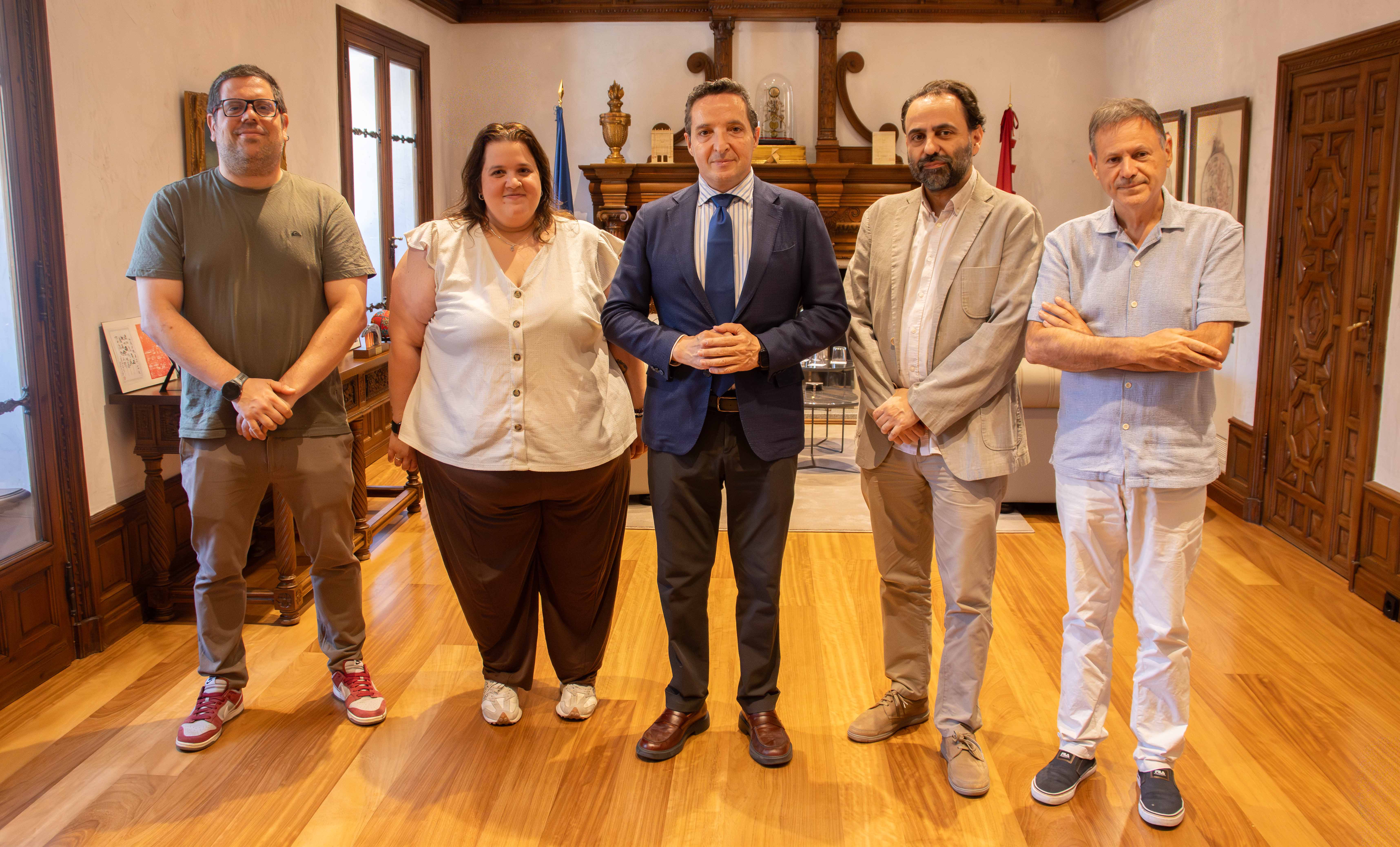 El rector de la Universidad de Salamanca, Juan Manuel Corchado; el director del INDUROT,  José Luis Rodríguez; la investigadora postdoctoral de INDUROT, Lorena Salgado; el decano de la Facultad de Ciencias de la Universidad de Salamanca y director del CERMEST, Antonio Martínez Graña; y el secretario de la Delegación Territorial de Suelos de Castilla y León y profesor de la Universidad de Salamanca, Rubén Forján. 