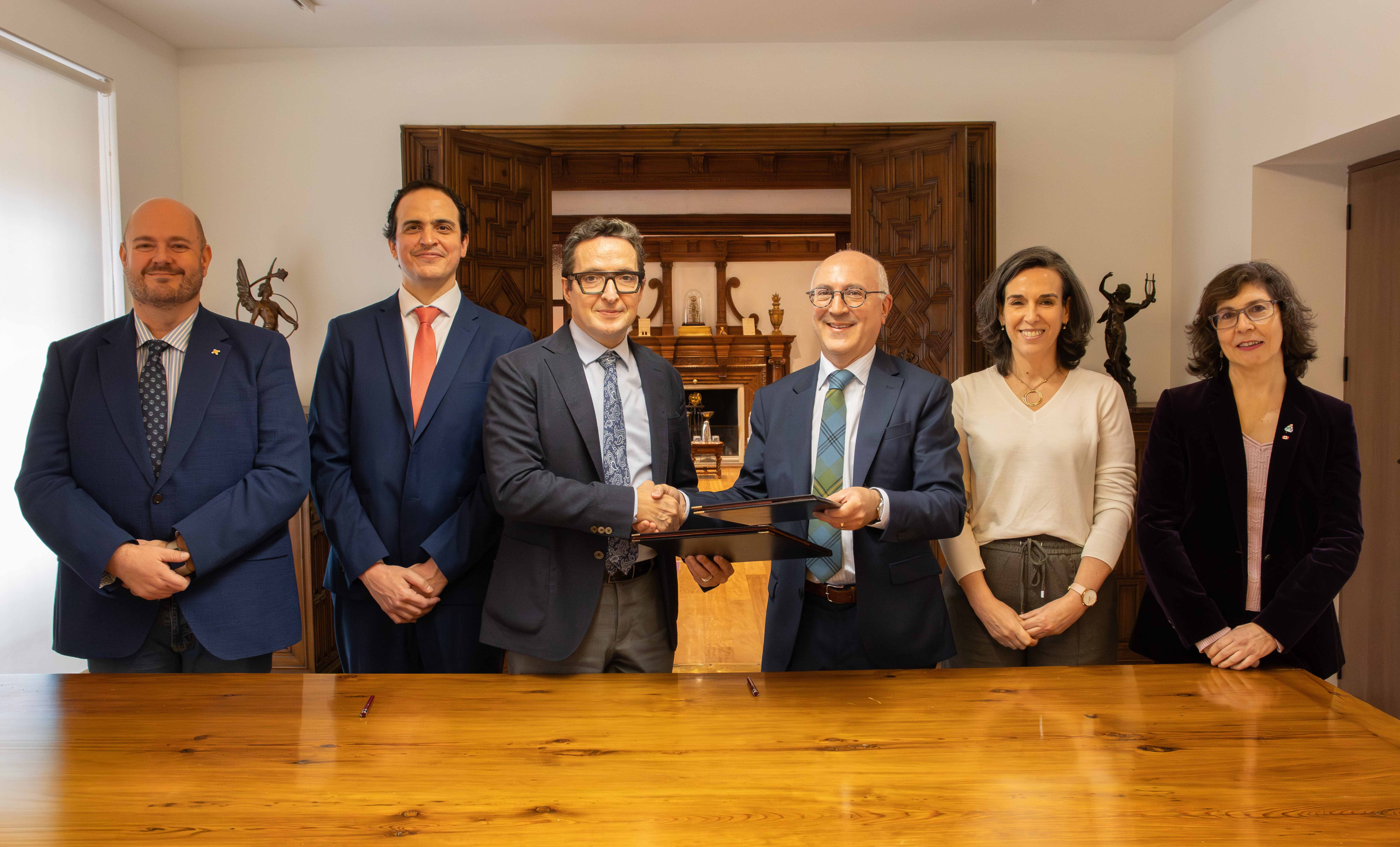 Firman de convenio en el Rectorado de la USAL