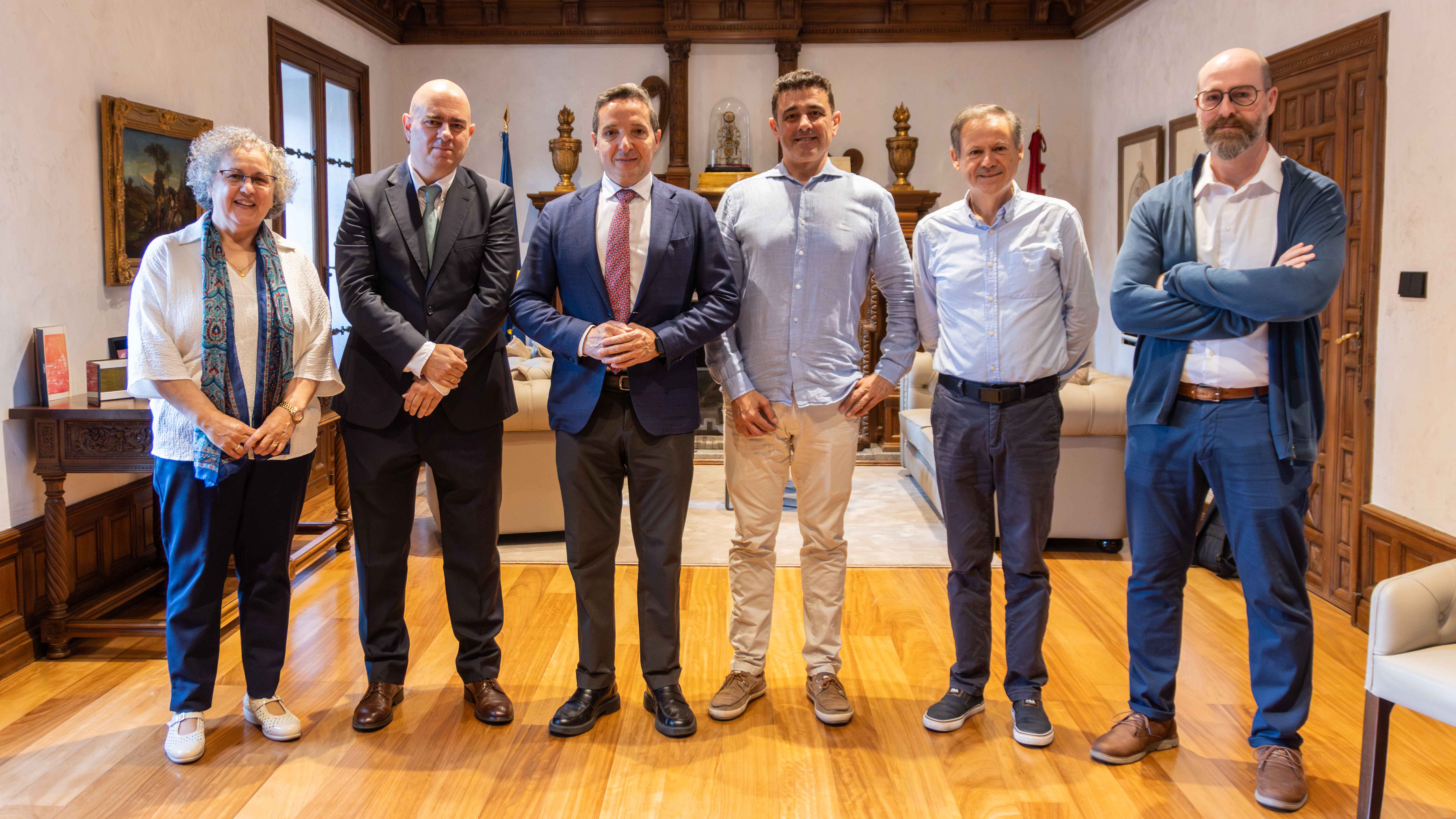 Juan Manuel Corchado Rodríguez mantiene una reunión de trabajo con  Francisco Bellón, director general de Operaciones y presidente de la compañía que desarrolla su proyecto minero en Retortillo