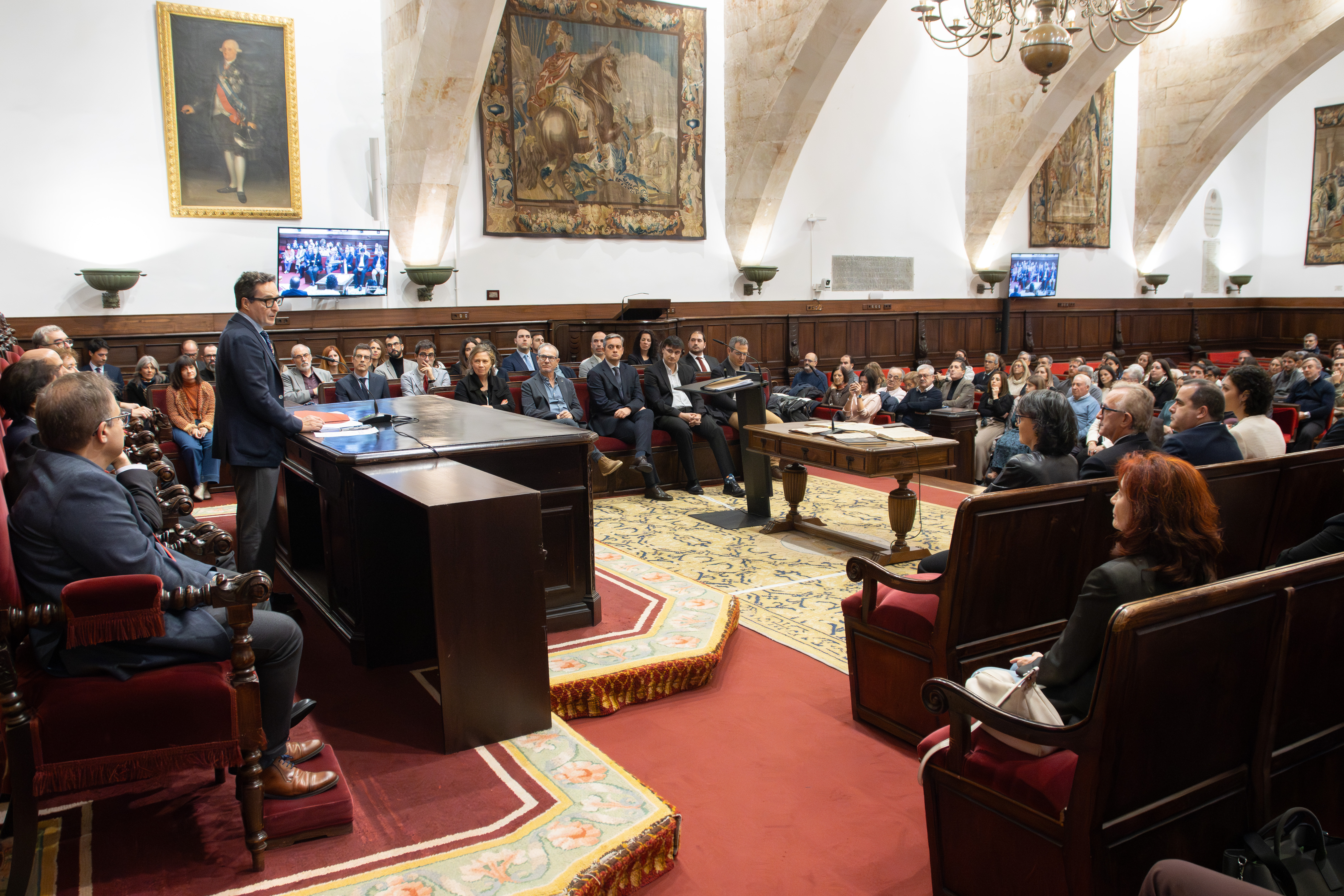 El rector, Juan Manuel Corchado, en el Paraninfo de la Universidad de Salamanca 