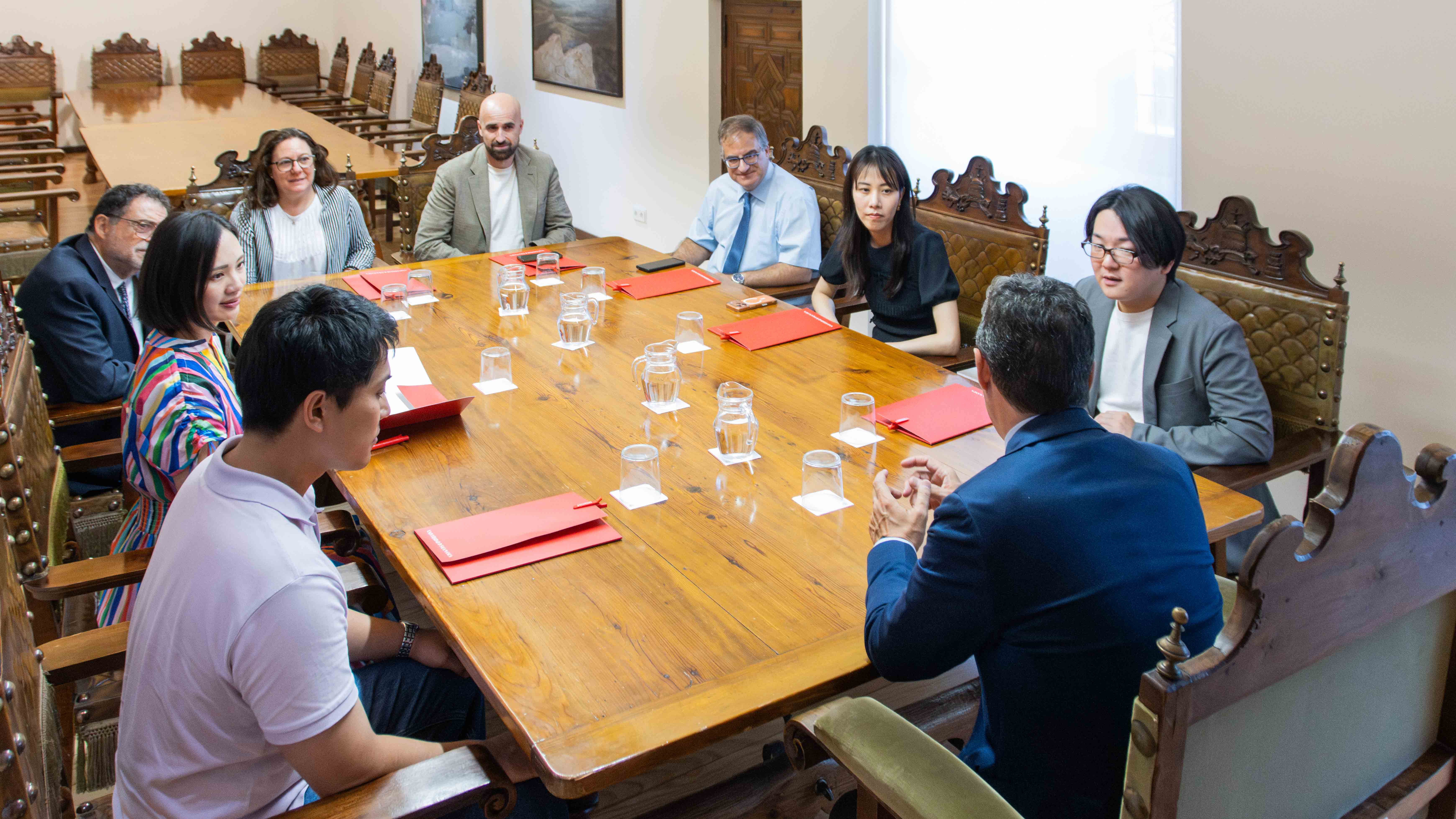 Momento de la reunión del trabajo celebrada en el rectorado. De izaquierda a derecha: Juan Manuel Corchado Rodríguez, Daikichi Seki, Emi Kusano, Akemi Tsunagawa, Yuta Nakashima, Raúl Sánchez Prieto, José Abel Flores, Mónica Vallejo, y Jesús Gámiz.