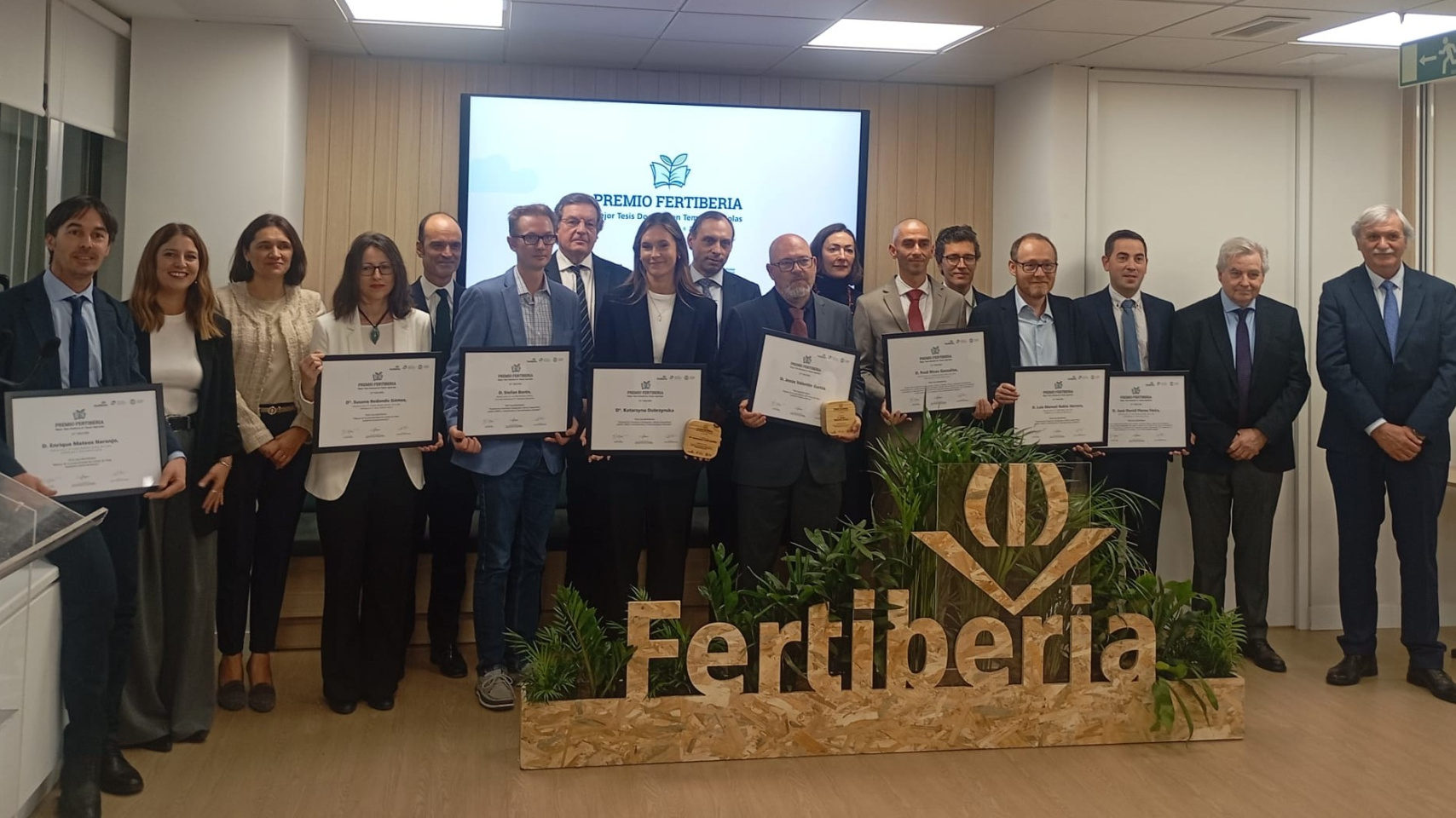 El profesor de Microbiología Raúl Rivas, galardonado en los Premios Fertiberia