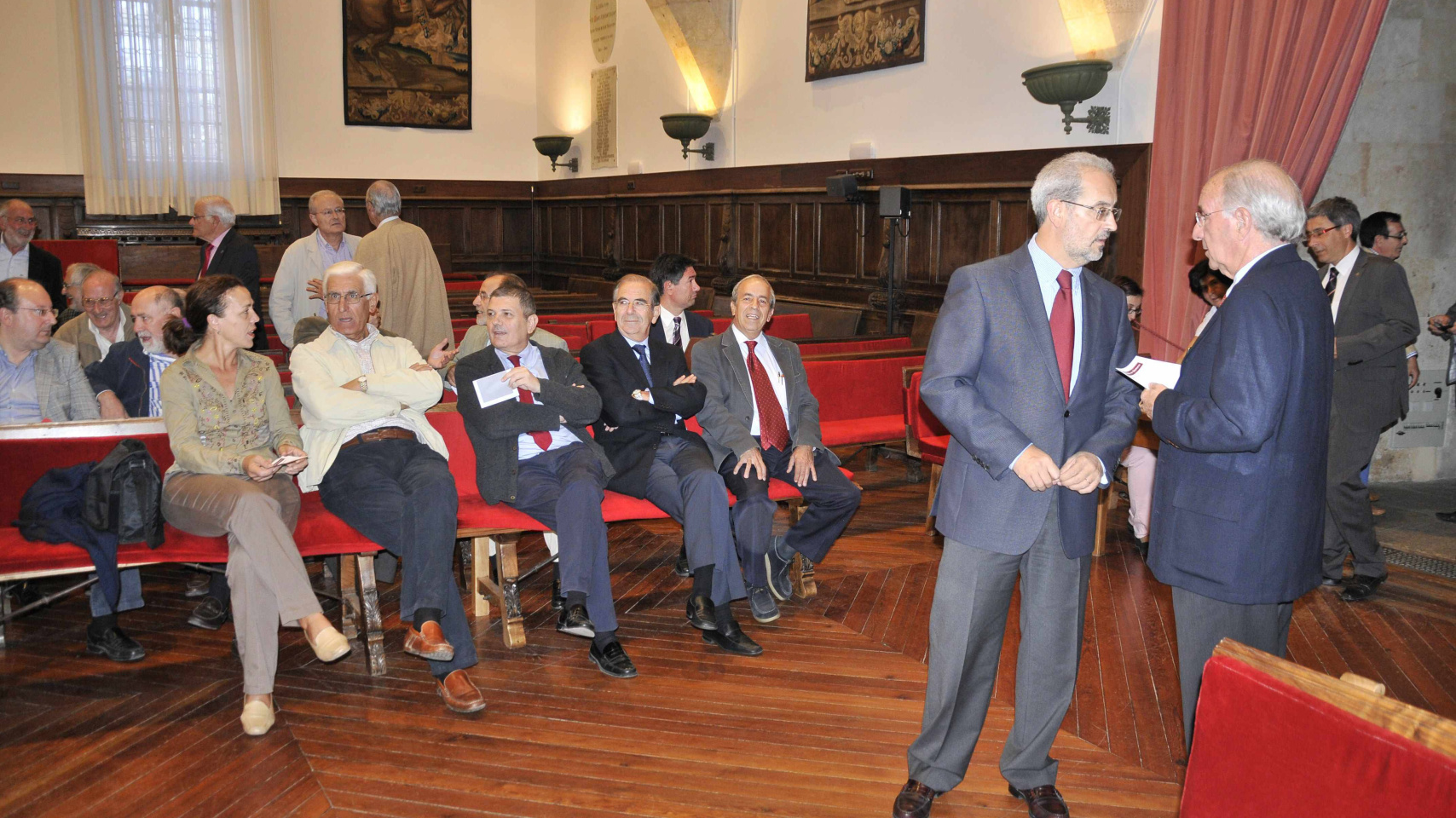 El rector, Daniel Hernández, a su llegada al Paraninfo de las Escuelas Mayores. Foto de Oscar Magni