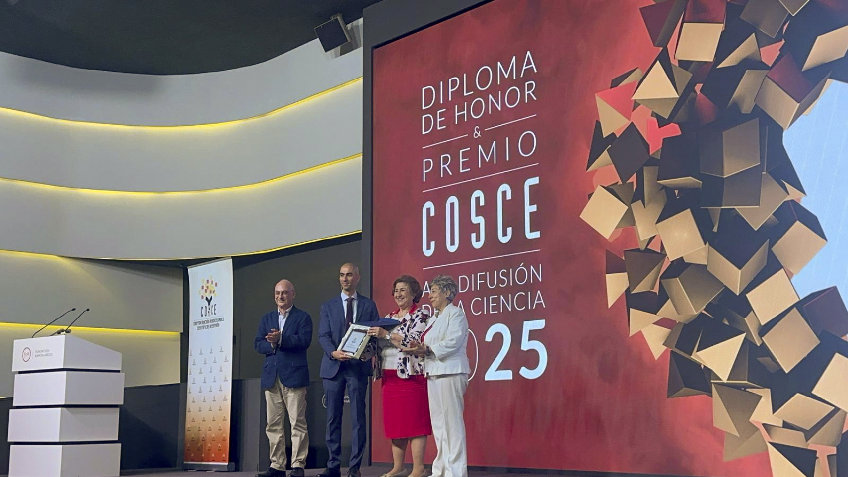 El catedrático Raúl Rivas recibe el premio COSCE