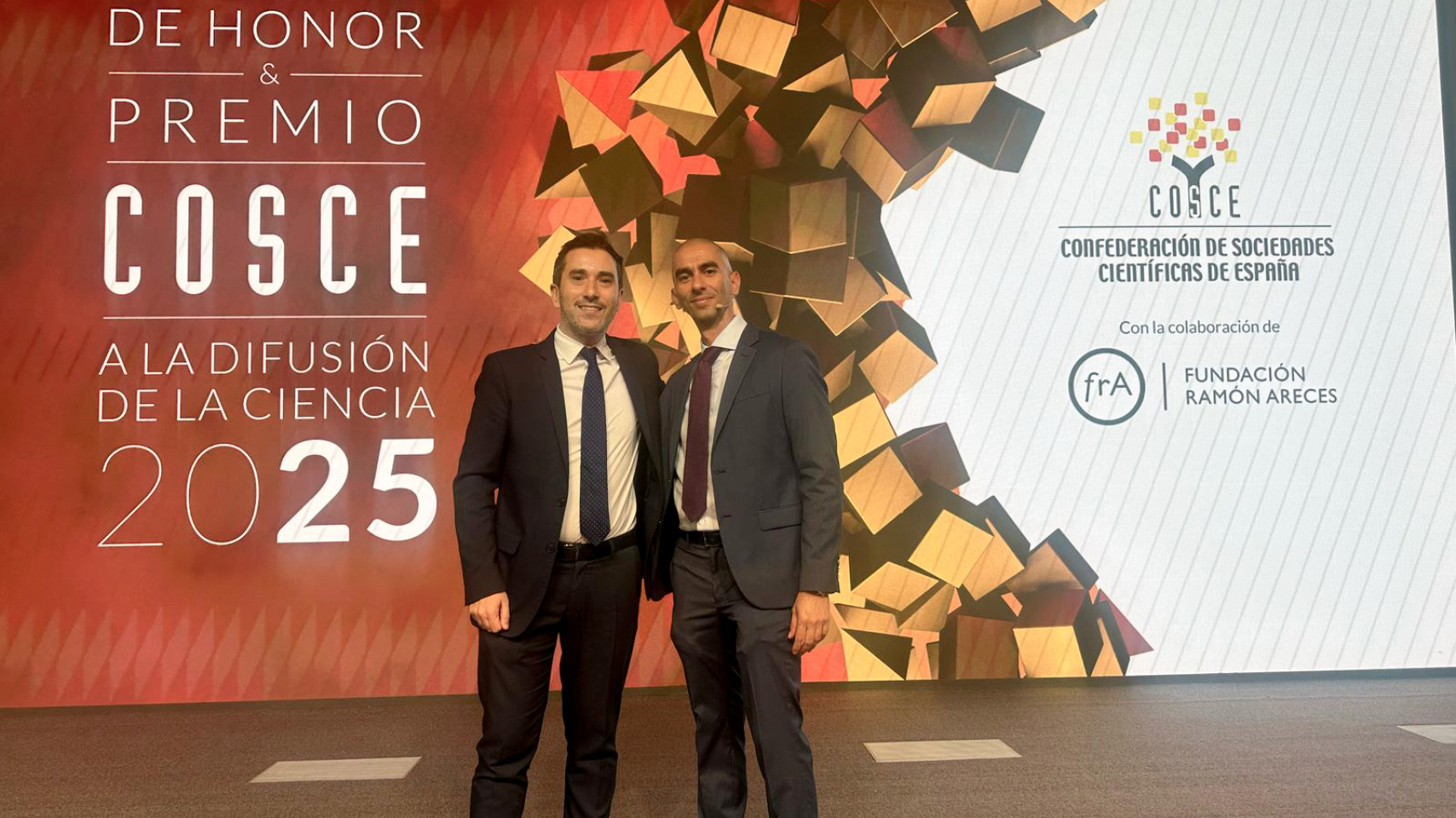 El catedrático Raúl Rivas junto al vicerrector Federico Bueno de Mata en los premios COSCE