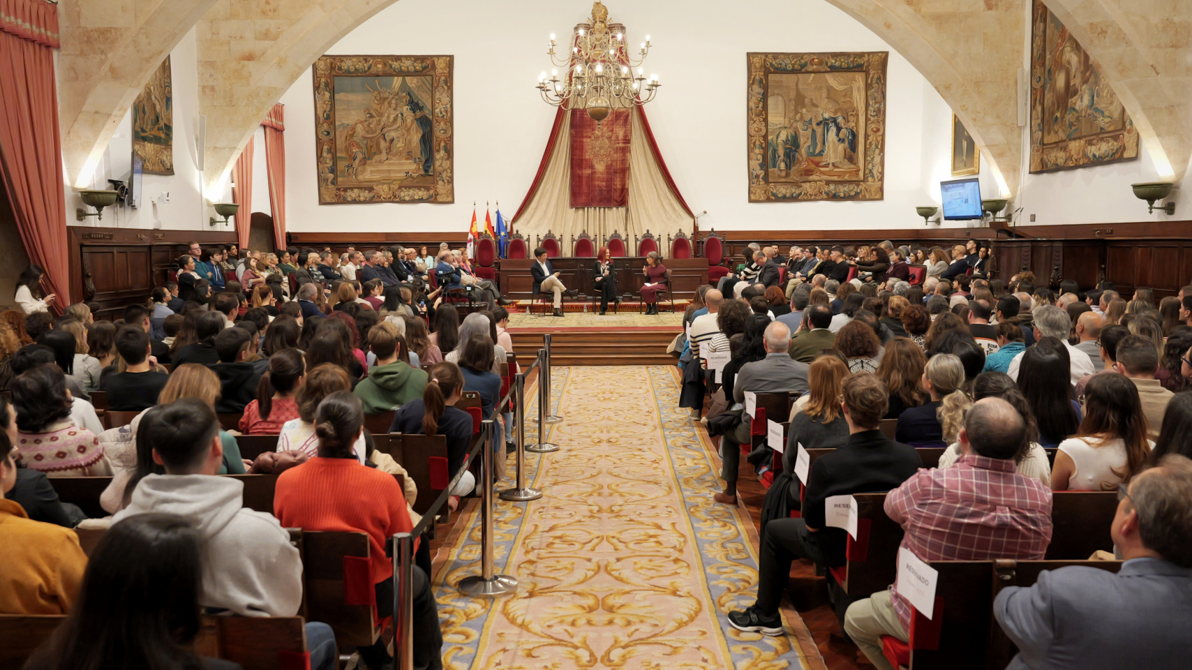 Sara García, astronauta y alumni USAL, durante la conferencia en el Paraninfo de la Universidad de Salamanca