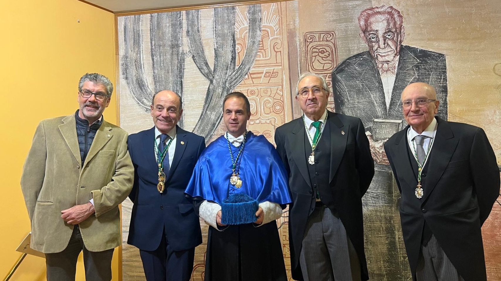 Rodrigo Morchón acompañado del presidente y del secretario de la Academia de Ciencias Veterinarias de Castilla y León, Elías F. Rodríguez Ferri y Francisco A. Rojo Vázquez, respectivamente.
