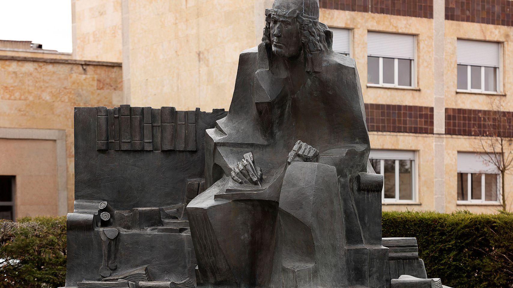 Estatua de Nebrija en el Campus de Ciencias de la Universidad de Salamanca