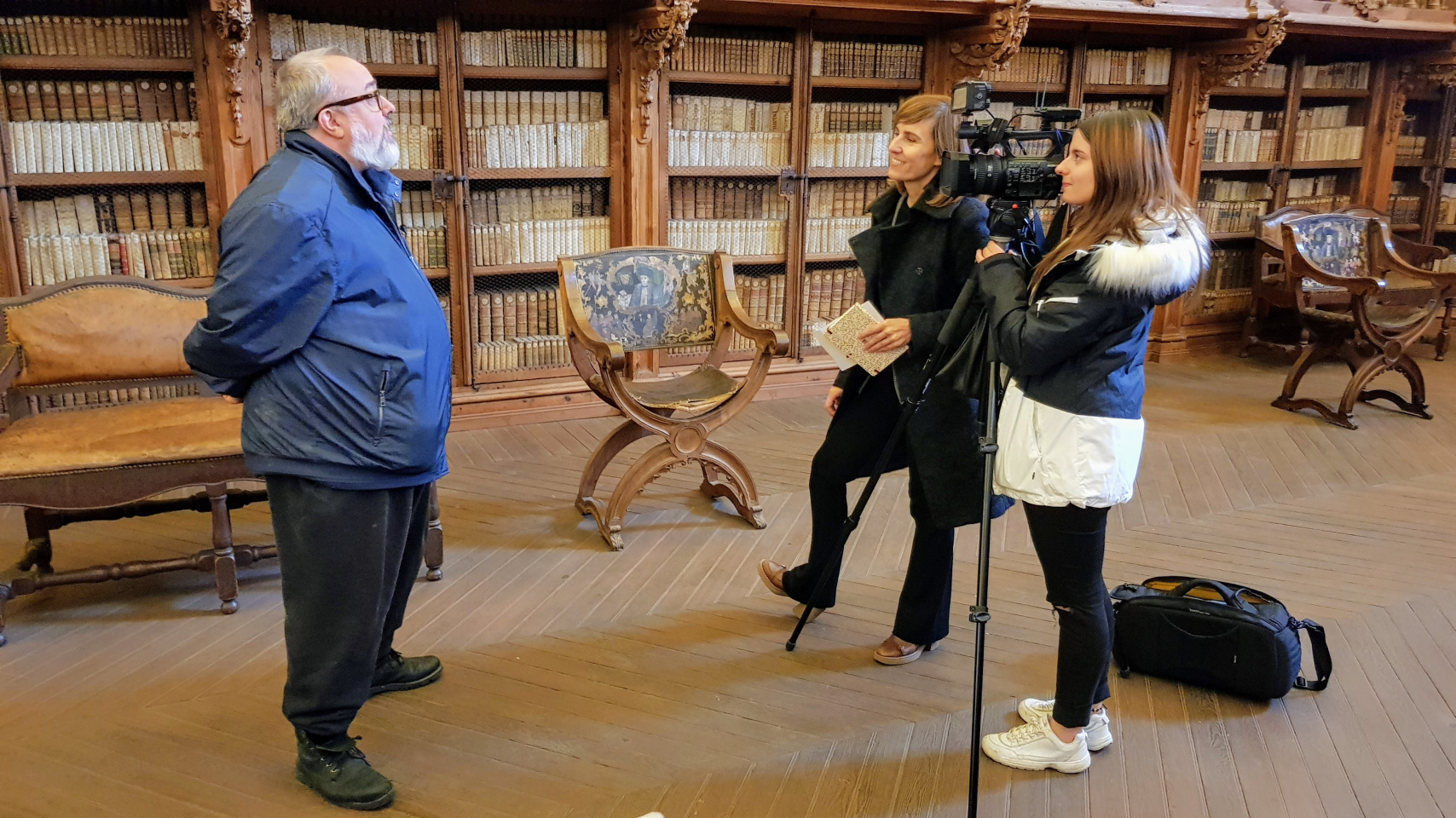 Alex de la Iglesia siendo entrevistado por USALTV