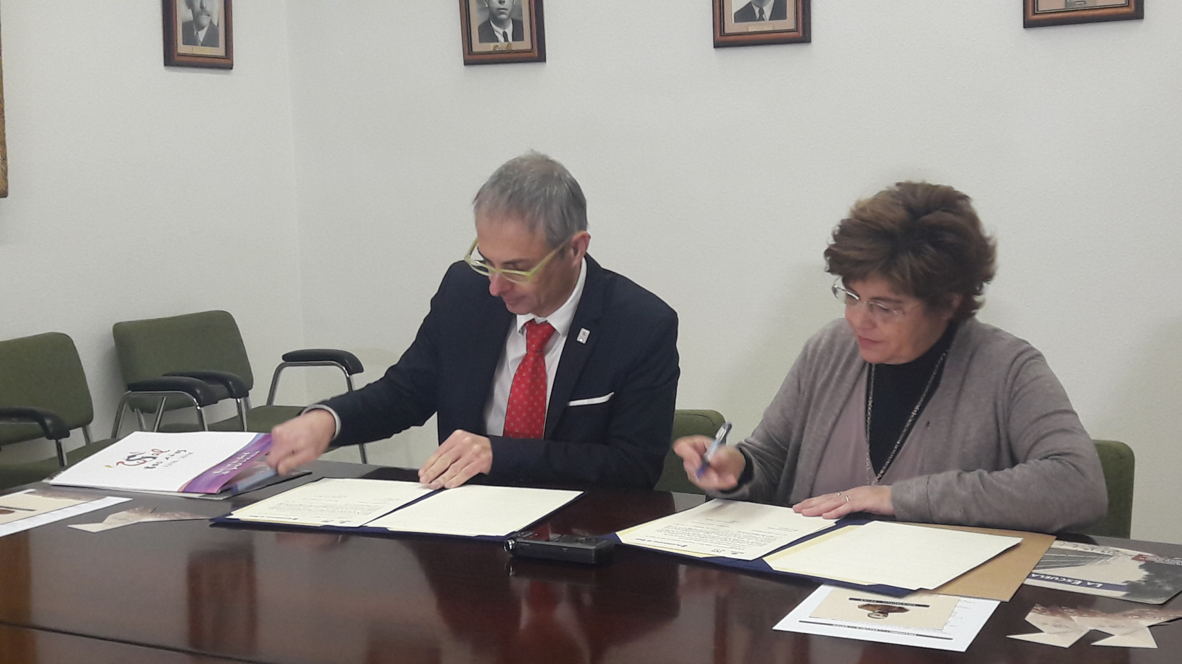 La Universidad de Salamanca y el Ayuntamiento de Béjar refuerzan la colaboración cultural con una exposición sobre Unamuno y una representación teatral