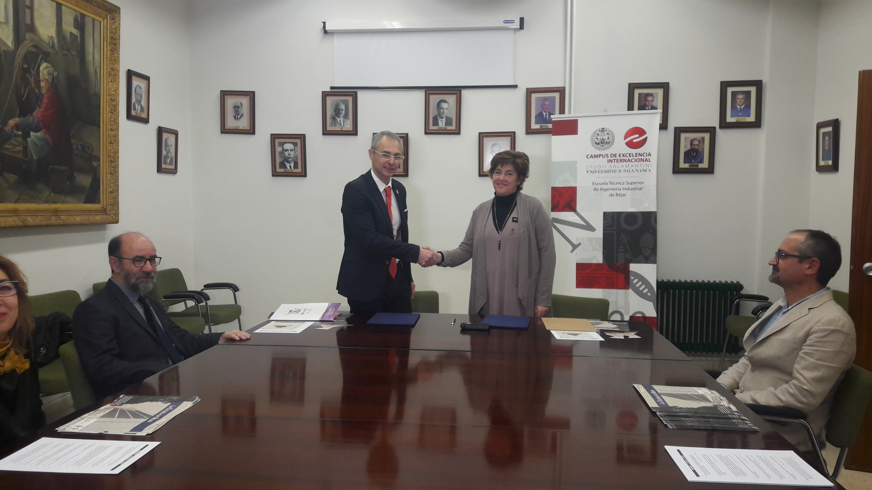 La Universidad de Salamanca y el Ayuntamiento de Béjar refuerzan la colaboración cultural con una exposición sobre Unamuno y una representación teatral