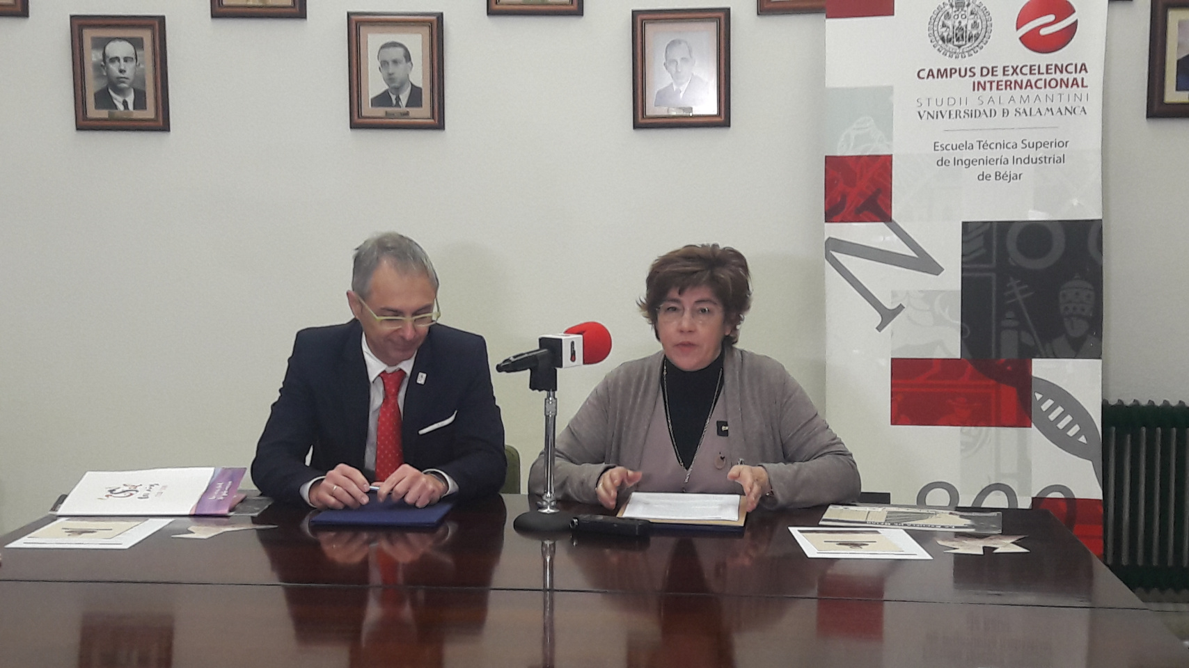 La Universidad de Salamanca y el Ayuntamiento de Béjar refuerzan la colaboración cultural con una exposición sobre Unamuno y una representación teatral