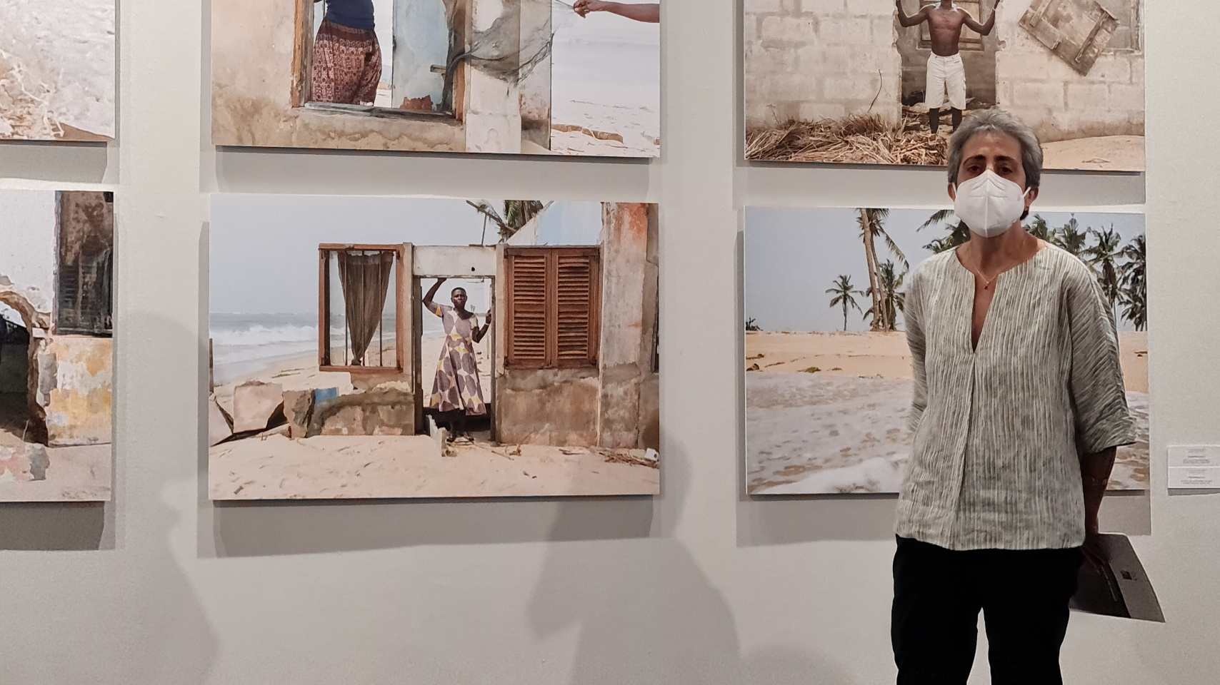Isabel Martín, comisaria de la muestra, junto a varias de las obras.