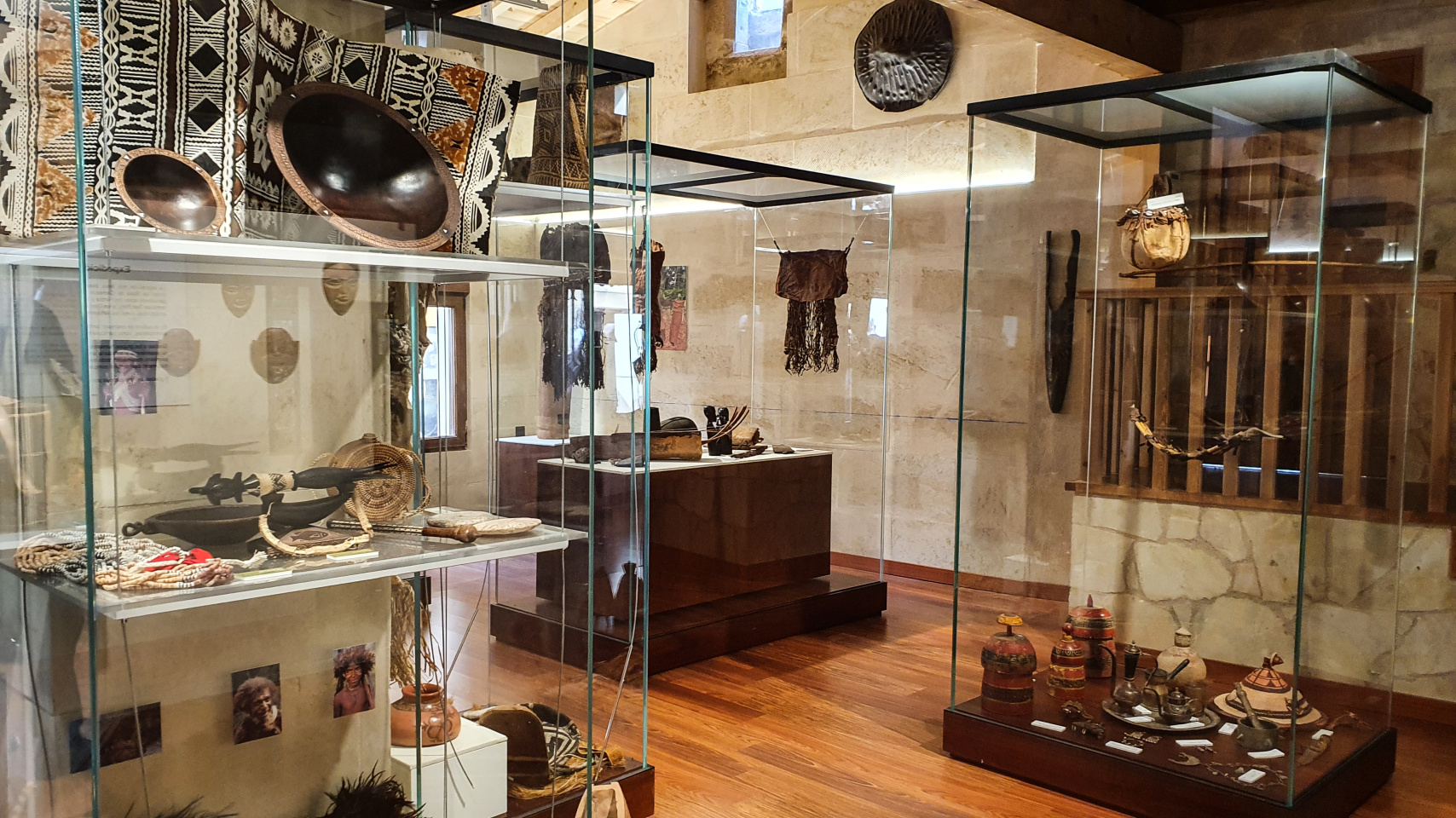 Vitrinas del Museo de Antropología Giner Abati