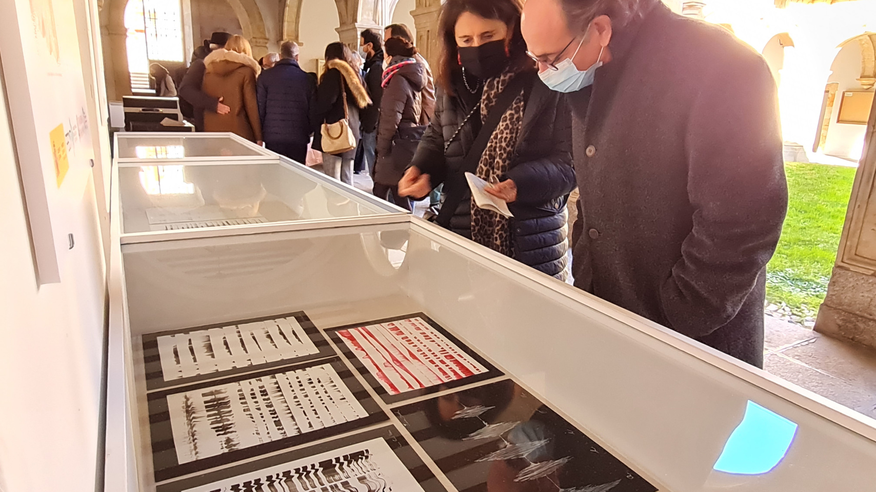 Manuel González de la Aleja recibe las explicaciones de Juana Ciudad sobre algunas de las obras expuestas