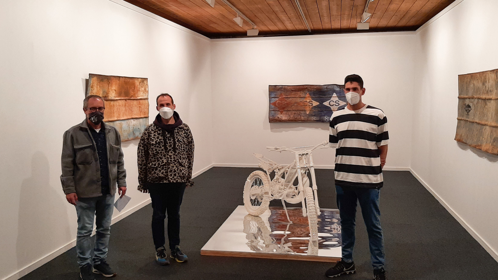 Luis Barrio, director del Servicio de Actividades Culturales; Diego del Pozo, vicedecano de la Facultad de Bellas Artes;y Álvaro Perote Guadilla, artista de la exposición