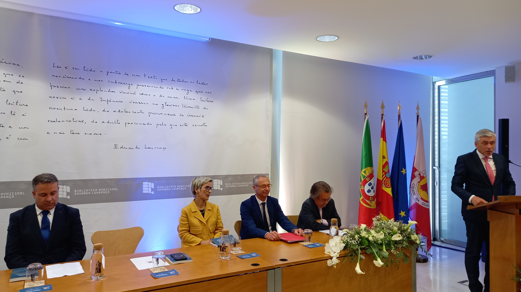 Miembros en la mesa de apertura (de derecha a izquierda: el presidente da CM Guarda, Eng. Sérgio Costa; el reitor da Universidade de Coimbra Professor Doutor Amílcar Falcão; el rector de la Universidad de Salamanca, Ricardo Rivero; la diretora Regional da Cultura do Centro, Doutora Suzana Menezes; y Presidente da CM Almeida, Eng.º António Machado)