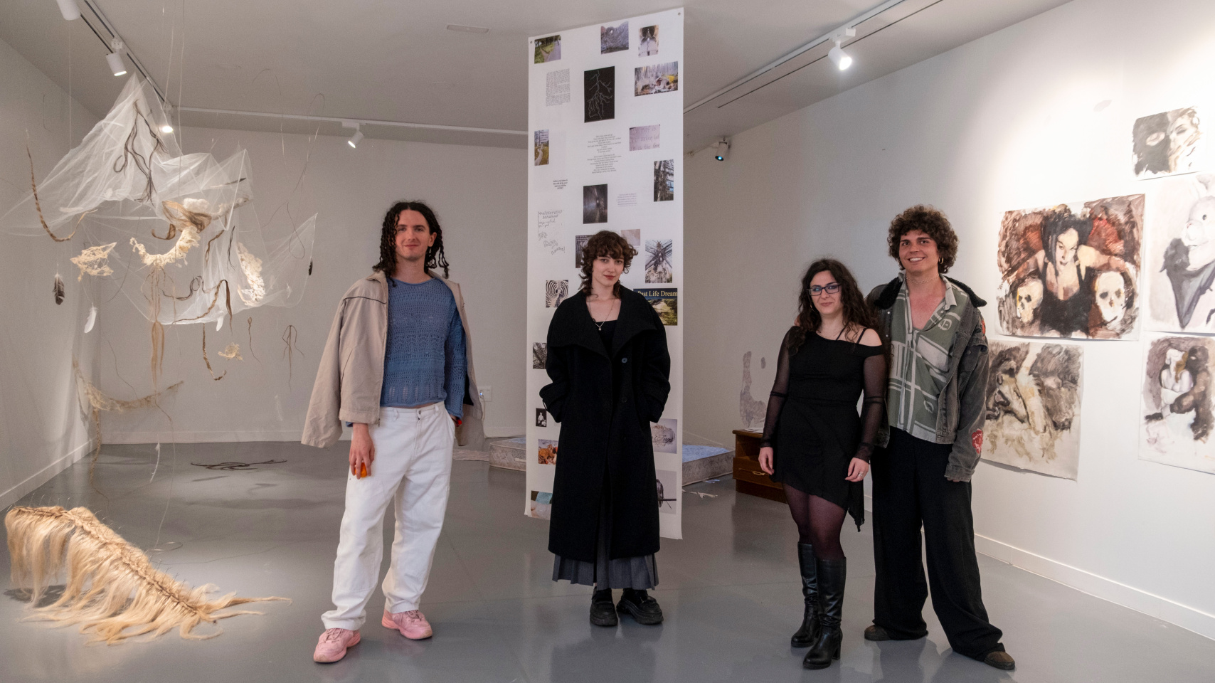 Estudiantes creadores de la exposición "Historia no disponible"