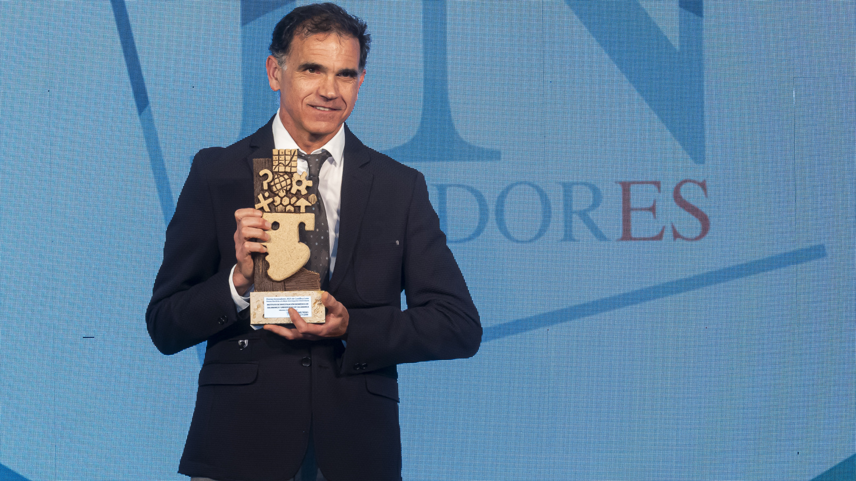 El representante del grupo ‘Señalización Redox en neoplasias hematológicas’, Ángel Hernández, recogió el Premio Iberdrola a la mejor Investigación Universitaria