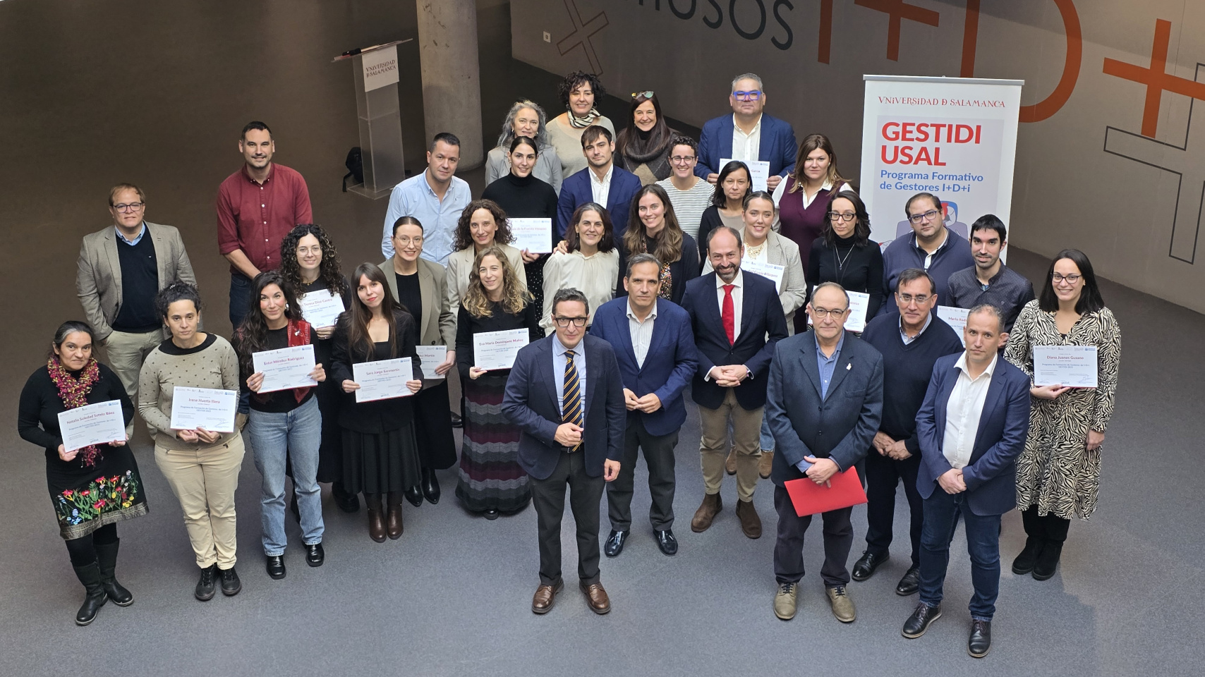 El rector de la Universidad de Salamanca, Juan Manuel Corchado; el director general del ICECYL, Augusto Cobos; y el delegado del rector para la Estrategia Institucional, Óscar Lorenzo, acompañados por los diplomados del Programa GESTIDI-USAL