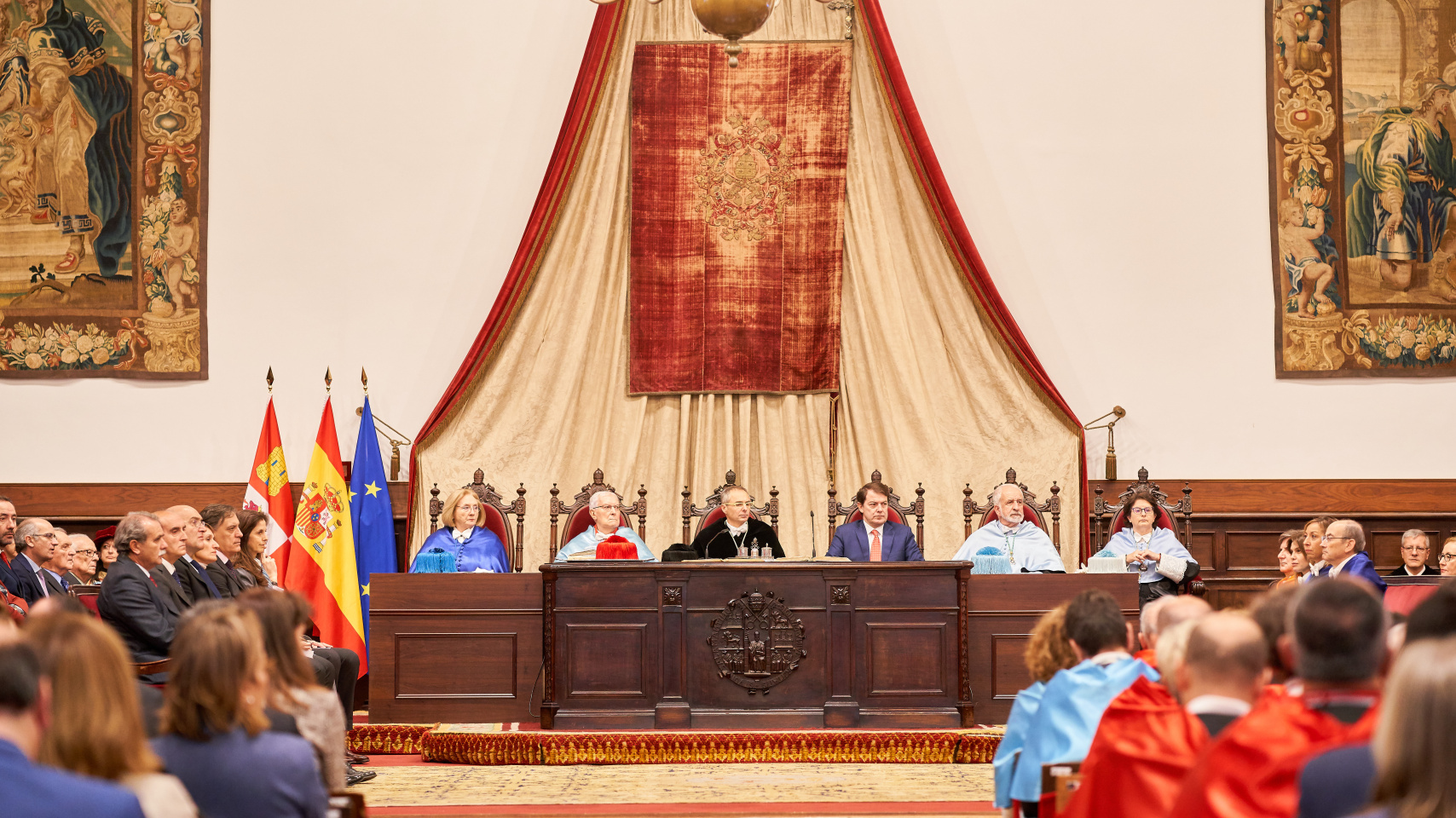 La Universidad de Salamanca inviste doctor honoris causa a Santiago Muñoz Machado, director de la RAE, por su difusión de la lengua del Derecho en castellano  El rector Ricardo Rivero ensalza al nuevo doctor como “arquetipo del conocimiento