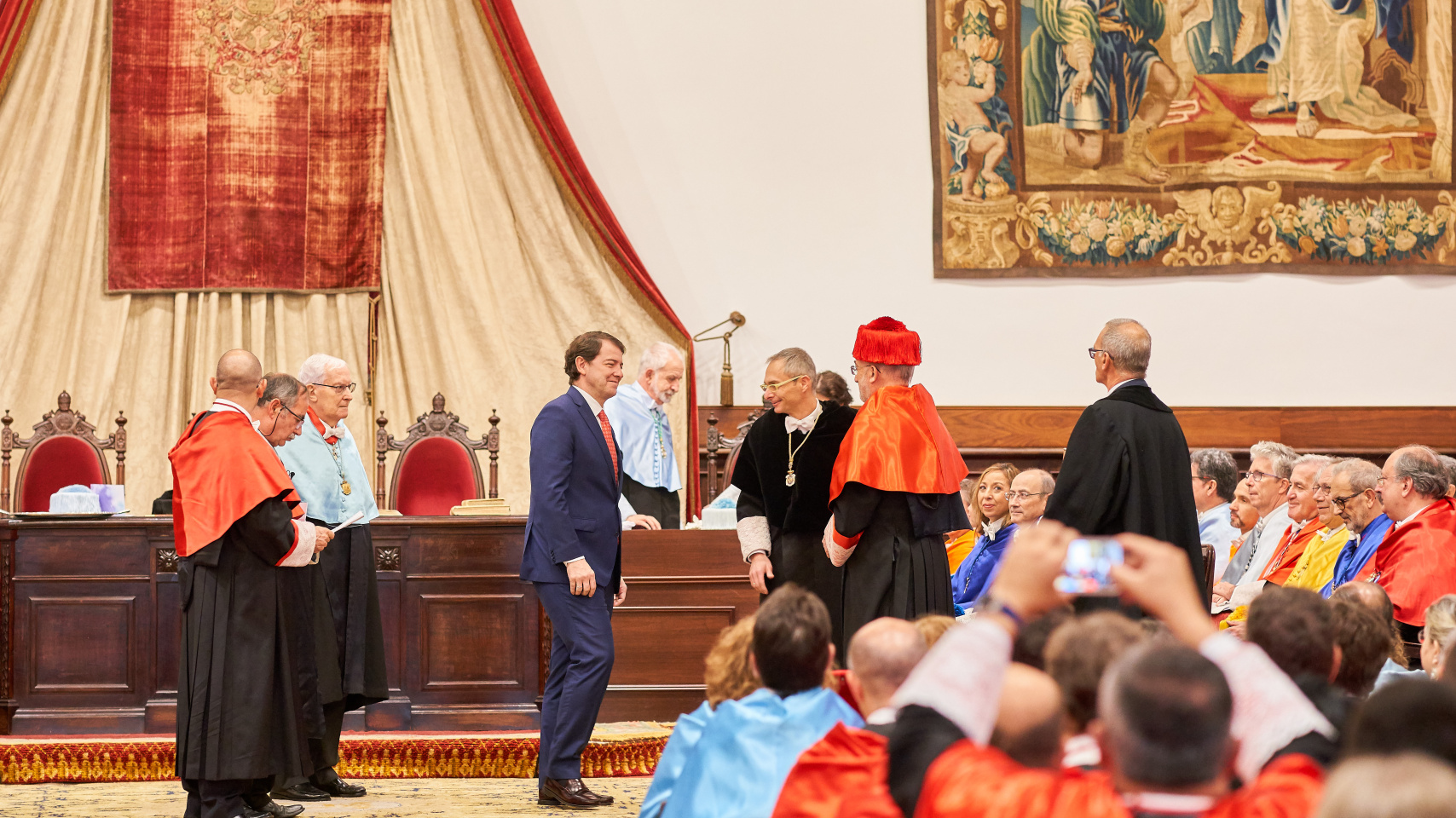 La Universidad de Salamanca inviste doctor honoris causa a Santiago Muñoz Machado, director de la RAE, por su difusión de la lengua del Derecho en castellano  El rector Ricardo Rivero ensalza al nuevo doctor como “arquetipo del conocimiento