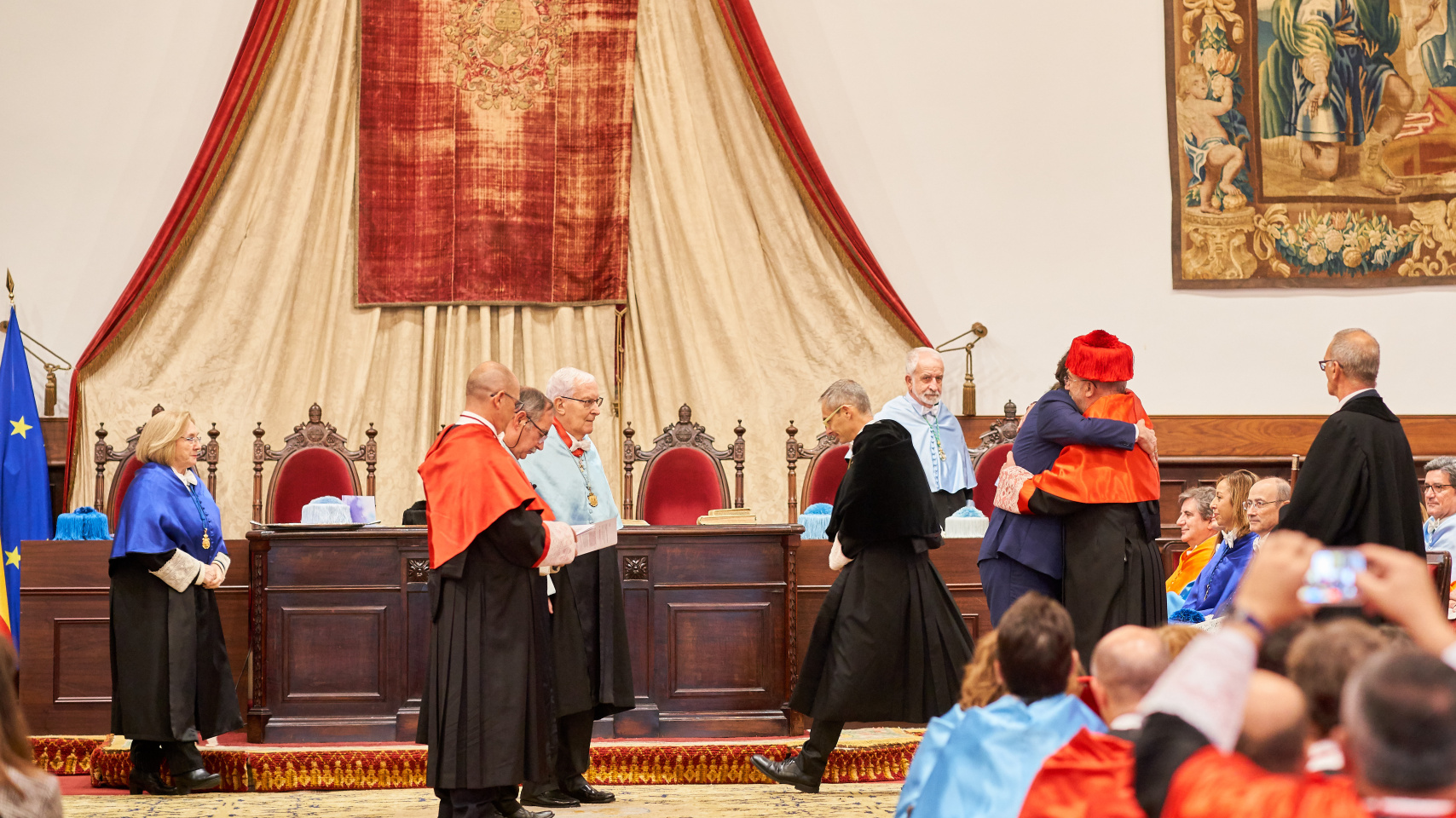 La Universidad de Salamanca inviste doctor honoris causa a Santiago Muñoz Machado, director de la RAE, por su difusión de la lengua del Derecho en castellano  El rector Ricardo Rivero ensalza al nuevo doctor como “arquetipo del conocimiento