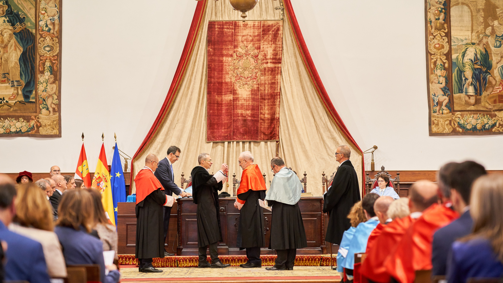 La Universidad de Salamanca inviste doctor honoris causa a Santiago Muñoz Machado, director de la RAE, por su difusión de la lengua del Derecho en castellano  El rector Ricardo Rivero ensalza al nuevo doctor como “arquetipo del conocimiento