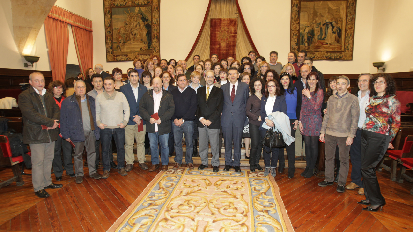 Grupo de trabajadores de administración y servicios que han cumplido 25 años de servicio en la Universidad de Salamanca.