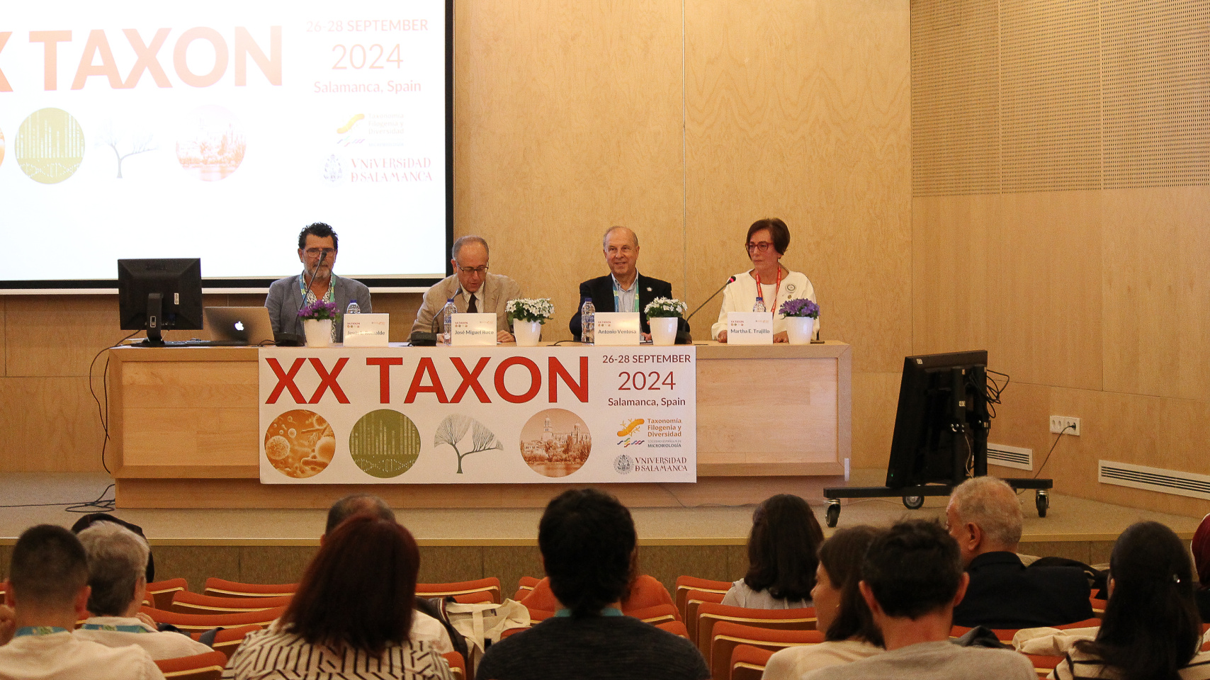 El vicerrector de Investigación de la USAL acompañado de los organizadores de la reunión científica