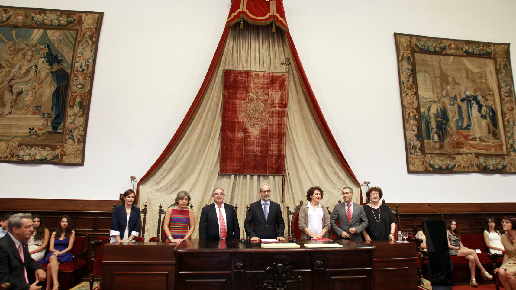 El rector y las autoridades académicas en la mesa presidencial.