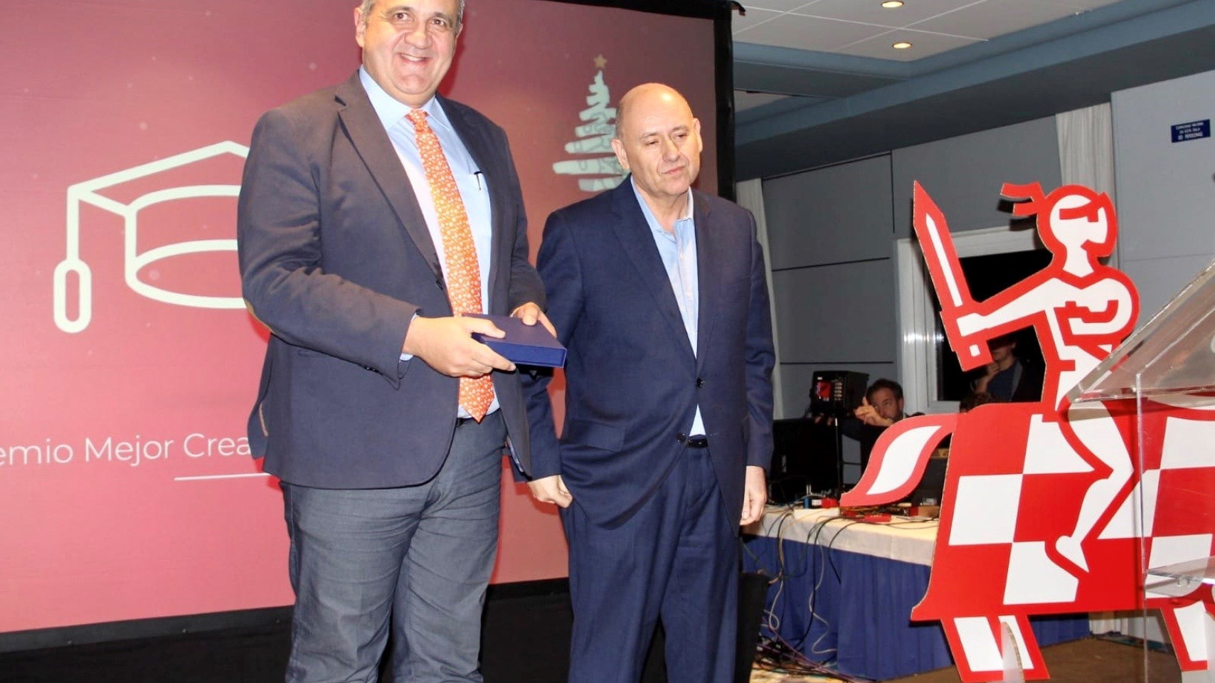 Nicolás Rodríguez-García recogiendo el premio