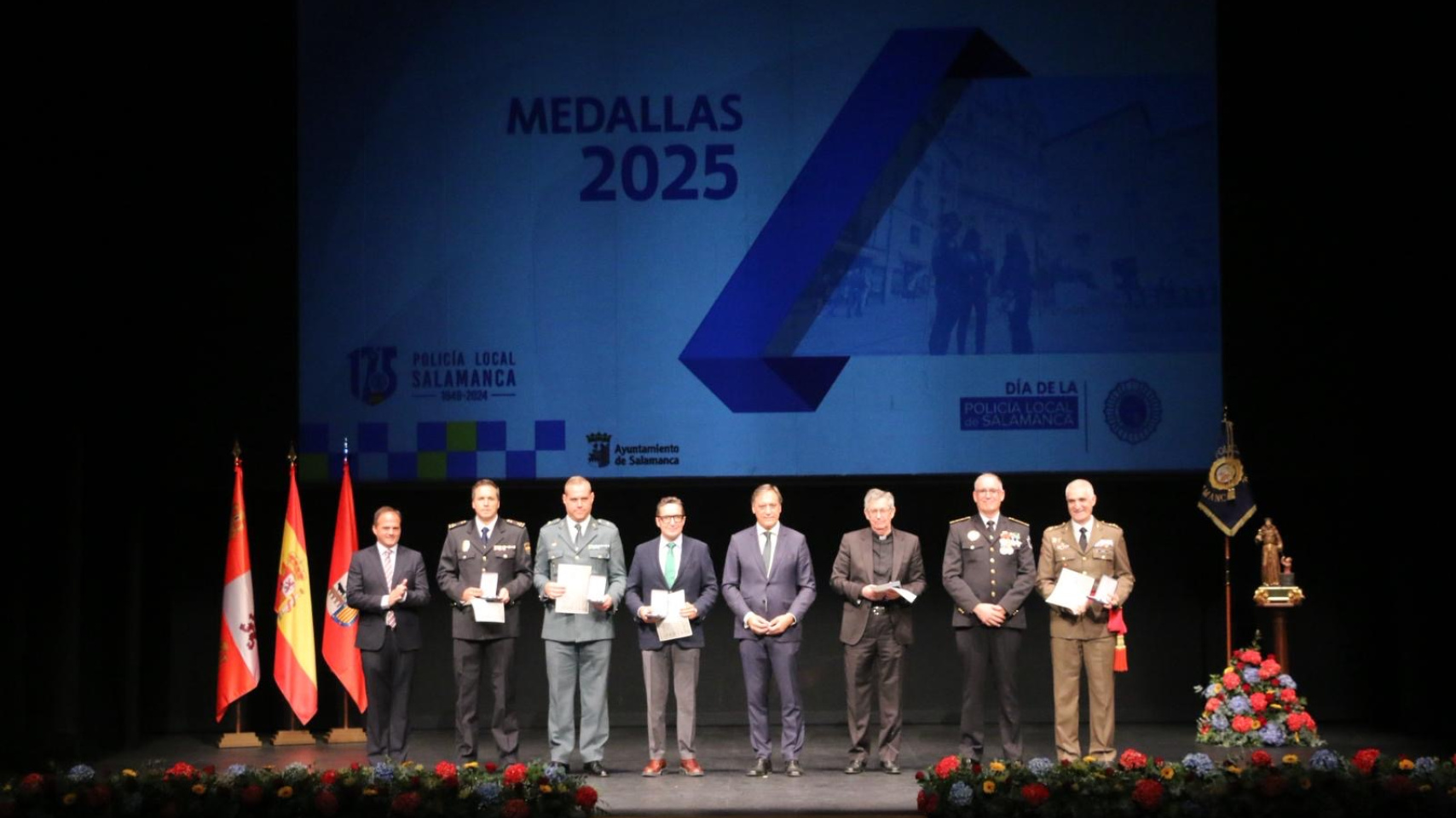 El rector Juan Manuel corchado recibe una medalla por la colaboración de la Universidad de Salamanca con la Policía Local