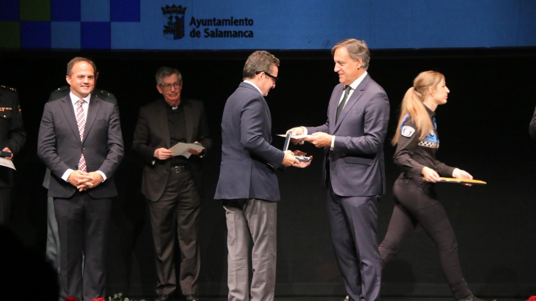 El rector Juan Manuel corchado recibe una medalla por la colaboración de la Universidad de Salamanca con la Policía Local